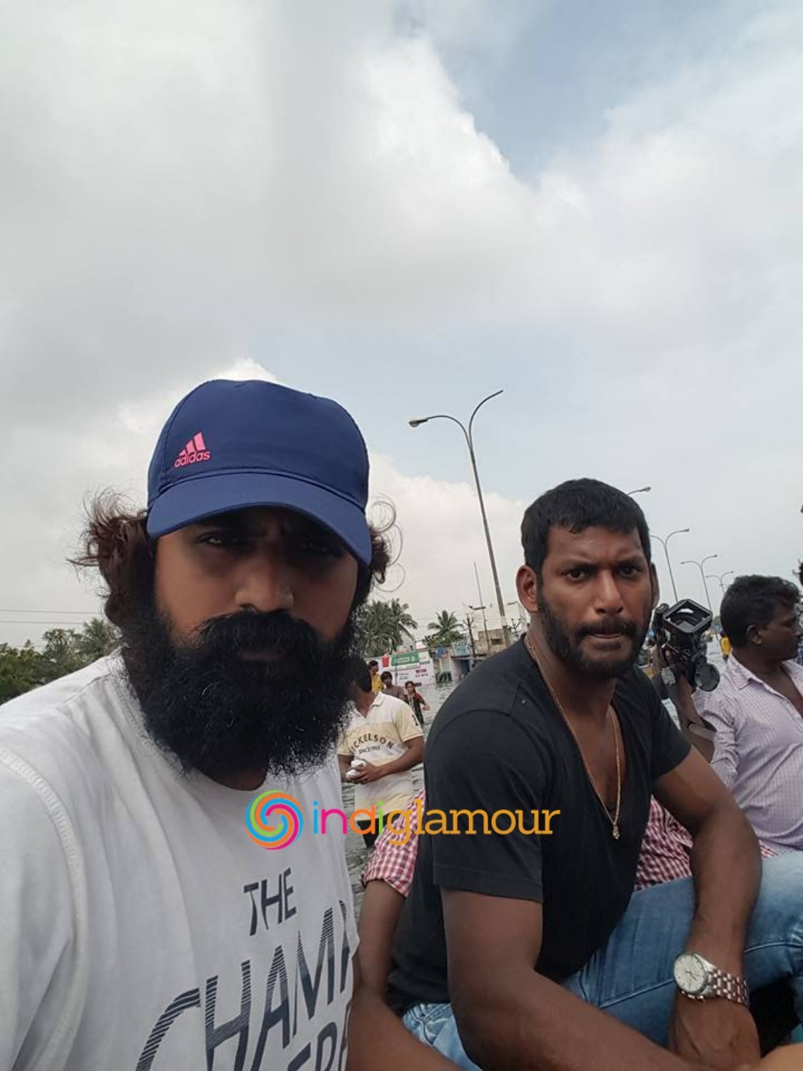 Hero Vishal Krishna Supplying Food Packets and Water Event hd photo