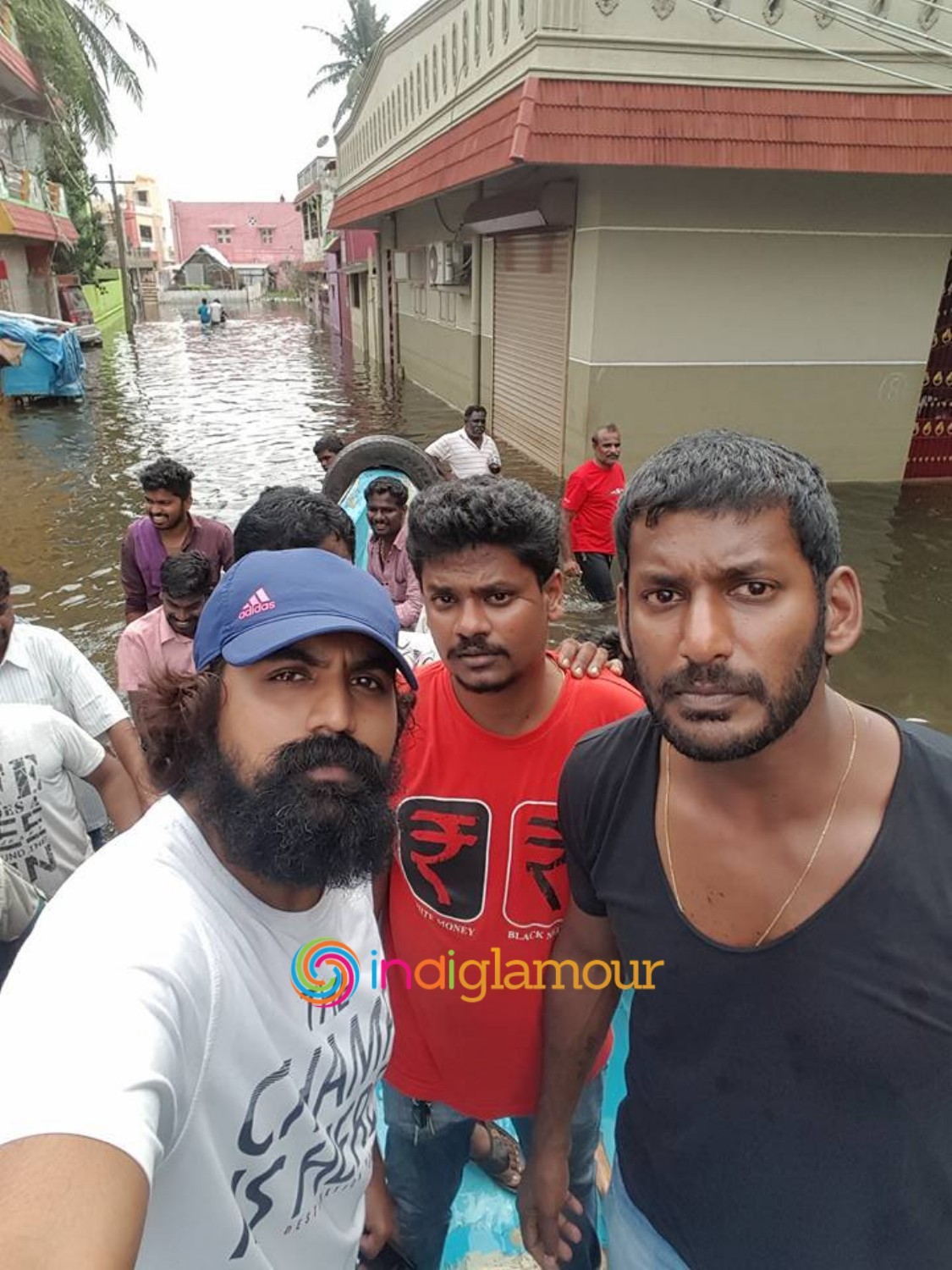 Hero Vishal Krishna Supplying Food Packets and Water Event hd photo