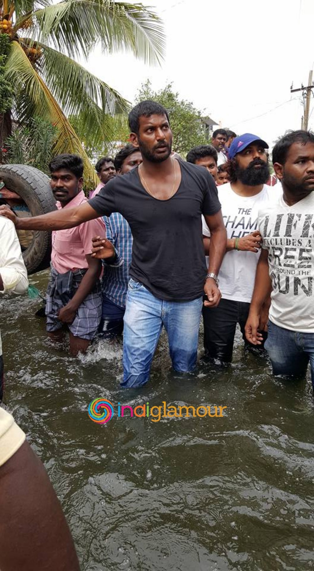 Hero Vishal Krishna Supplying Food Packets and Water Event hd photo