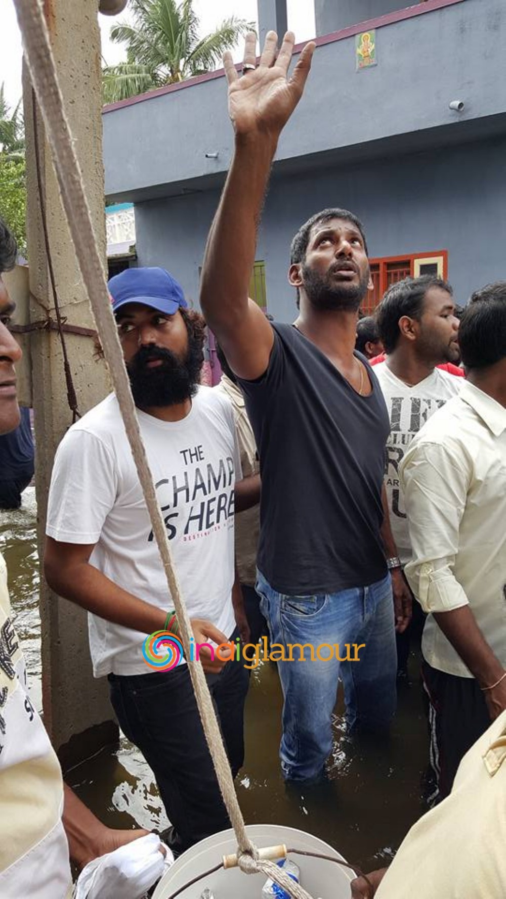 Hero Vishal Krishna Supplying Food Packets and Water Event hd photo