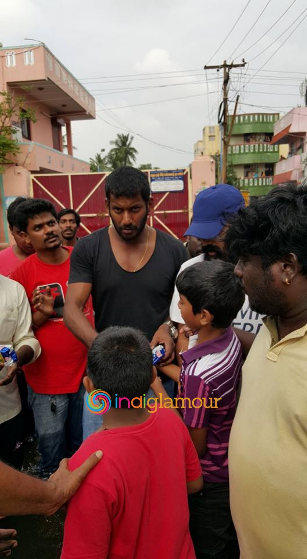 Hero Vishal Krishna Supplying Food Packets and Water Event hd photo