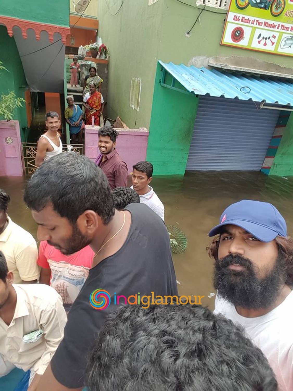 Hero Vishal Krishna Supplying Food Packets and Water Event hd photo