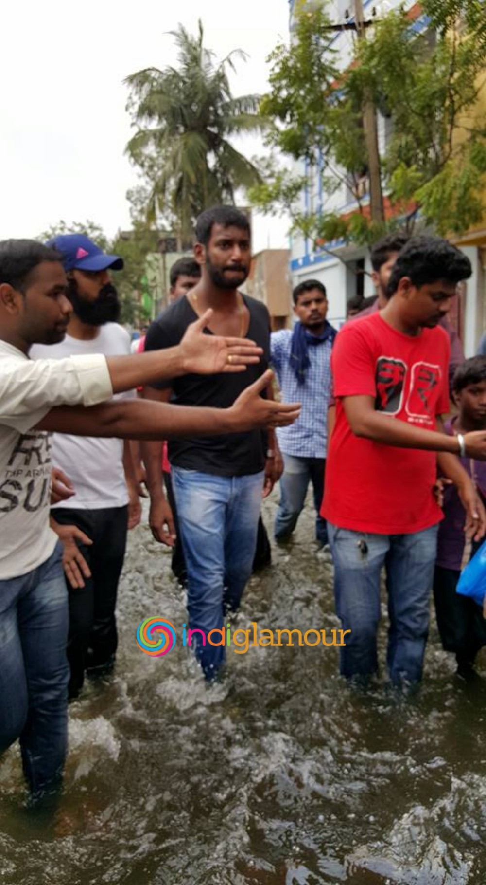 Hero Vishal Krishna Supplying Food Packets and Water Event hd photo