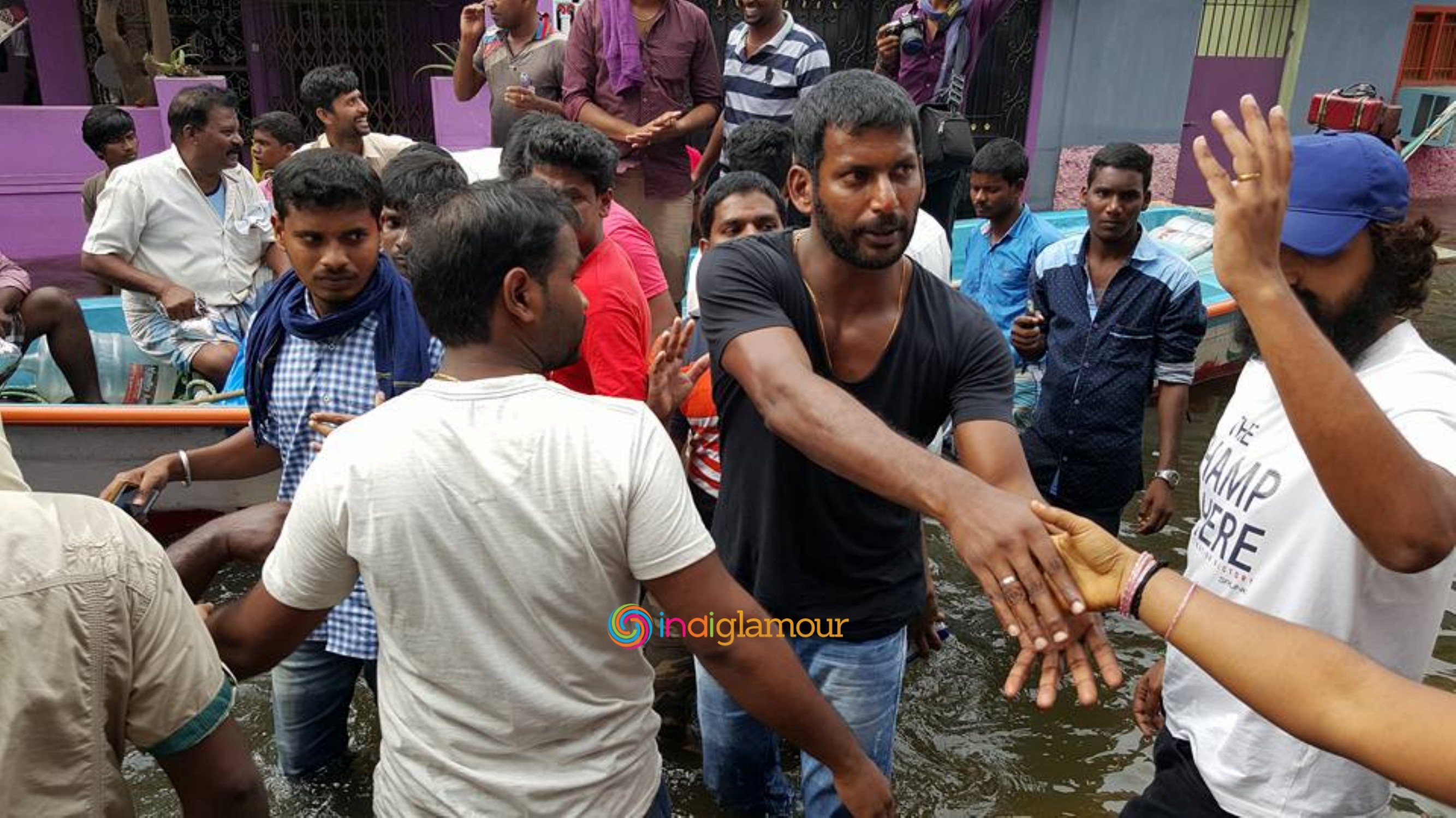 Hero Vishal Krishna Supplying Food Packets and Water Event hd photo