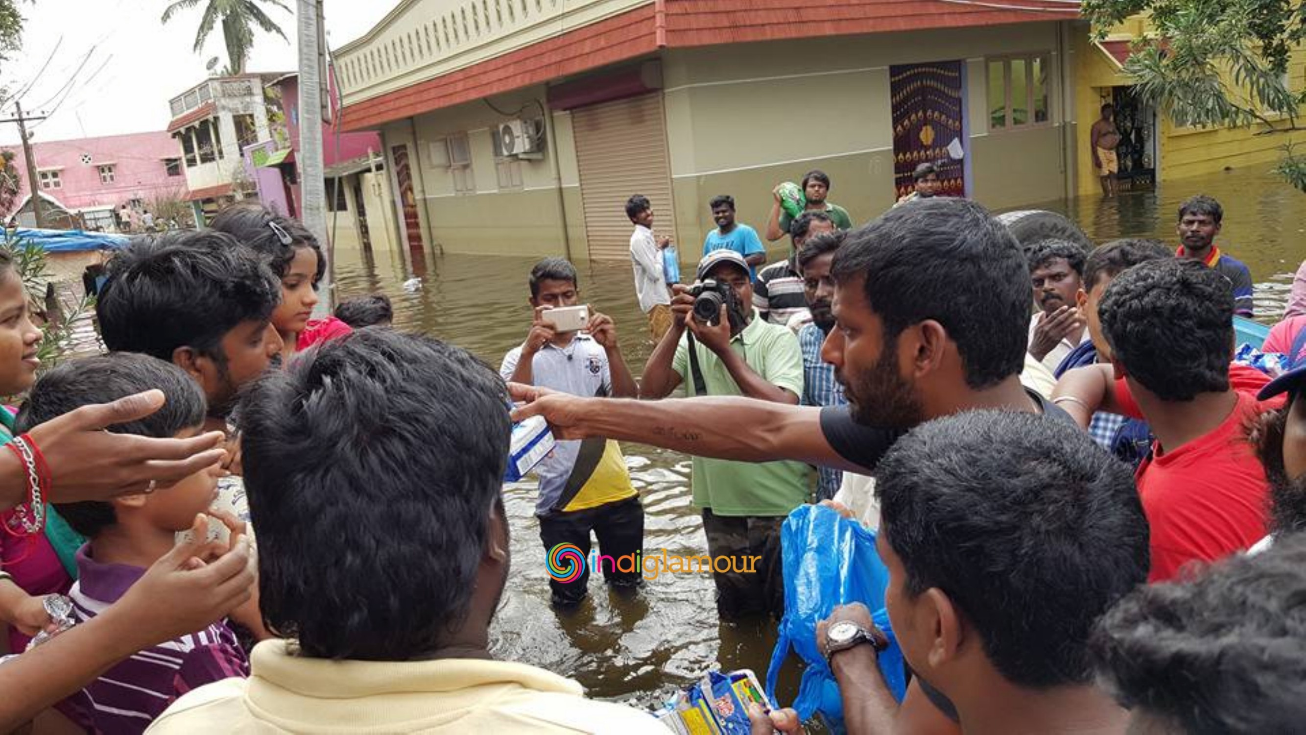 Hero Vishal Krishna Supplying Food Packets and Water Event hd photo