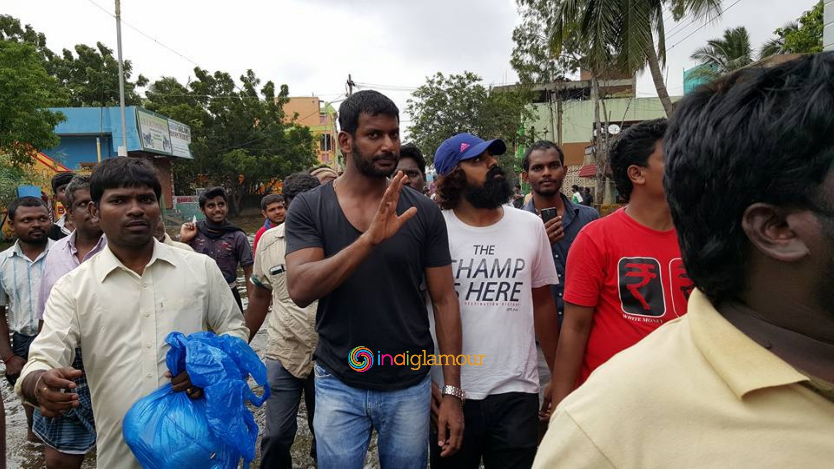 Hero Vishal Krishna Supplying Food Packets and Water Event hd photo