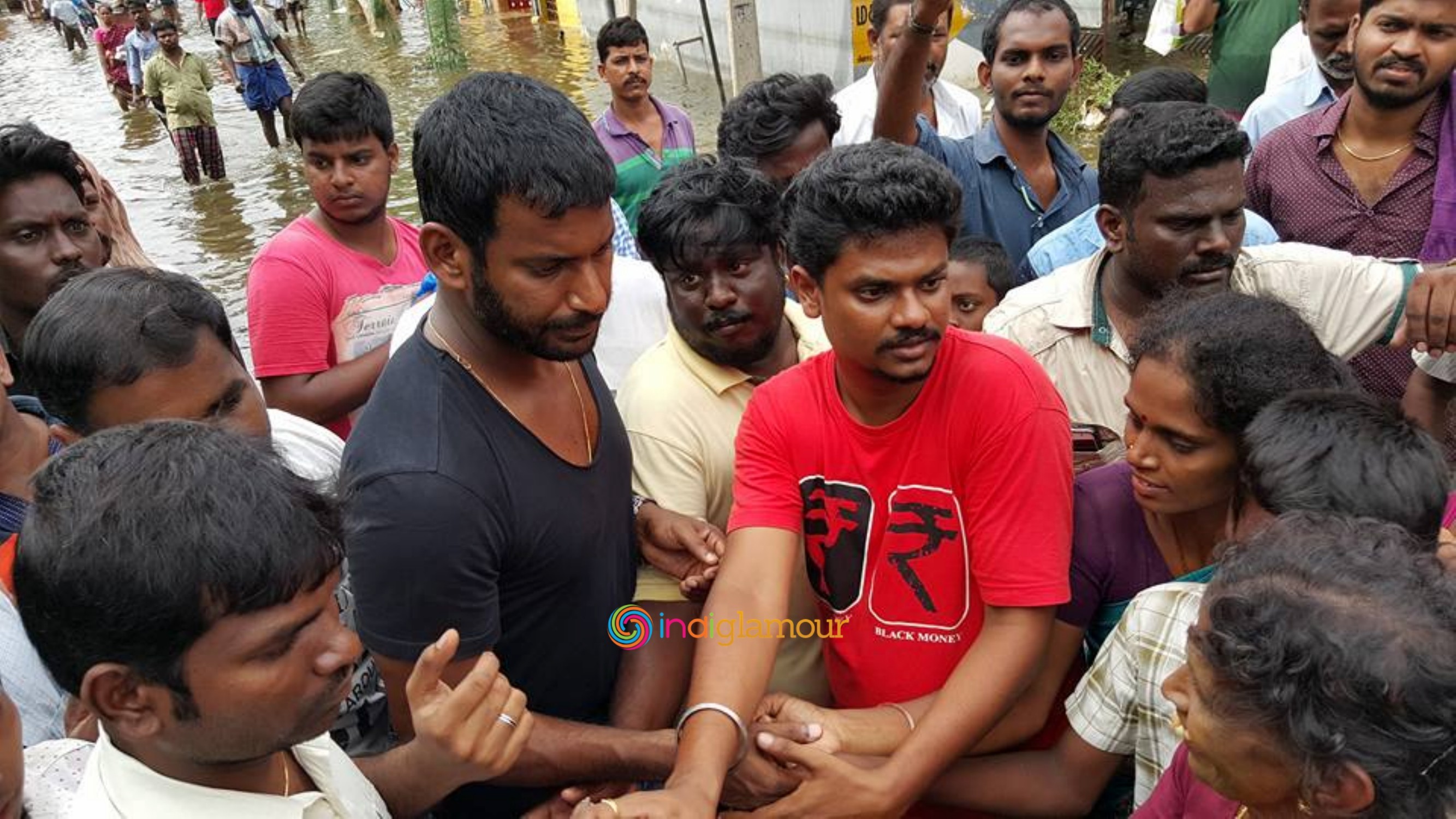 Hero Vishal Krishna Supplying Food Packets and Water Event hd photo
