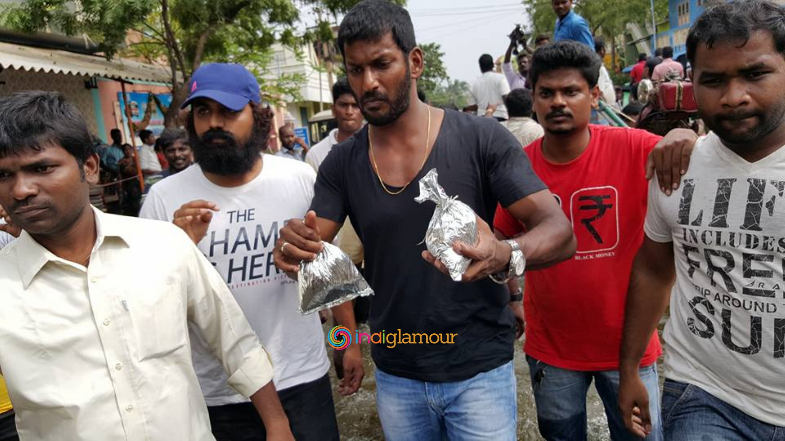 Hero Vishal Krishna Supplying Food Packets and Water Event hd photo