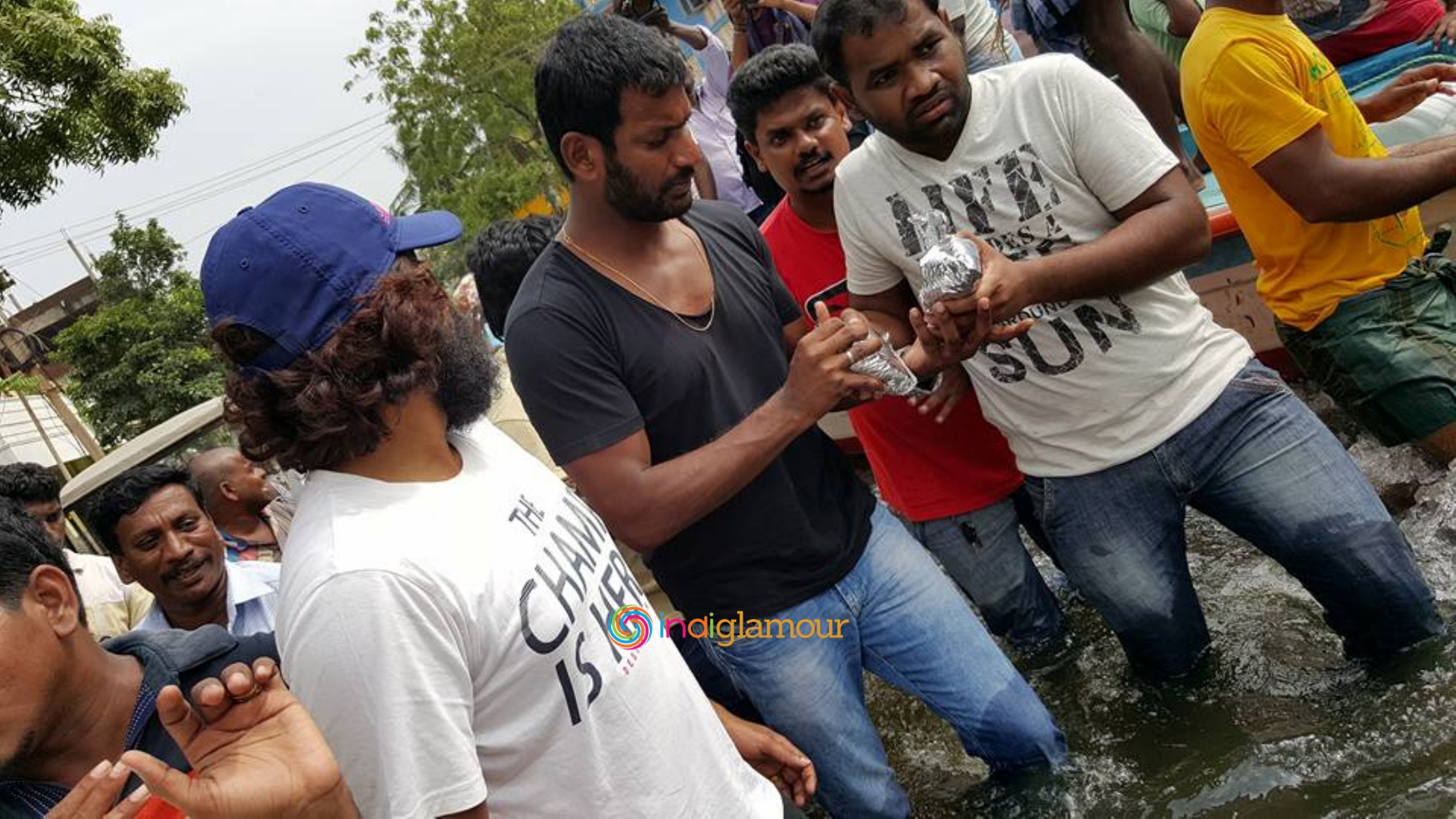Hero Vishal Krishna Supplying Food Packets and Water Event hd photo