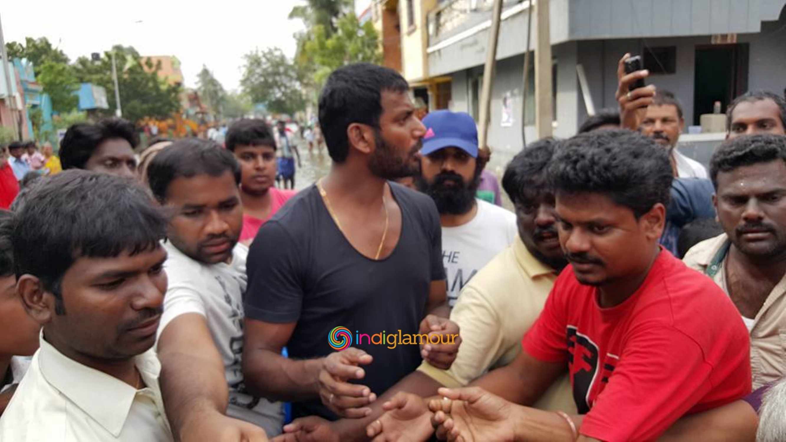 Hero Vishal Krishna Supplying Food Packets and Water Event hd photo