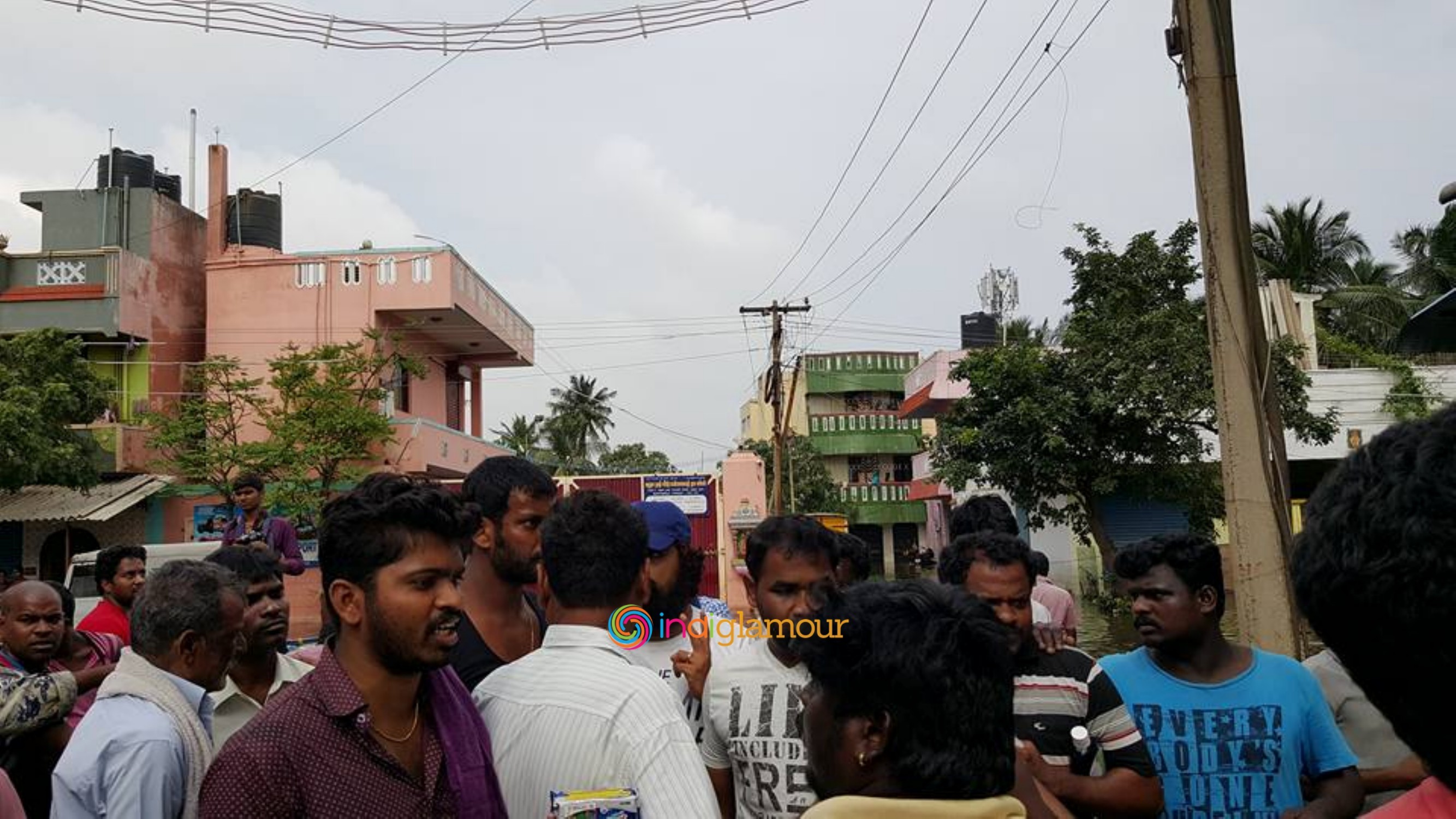 Hero Vishal Krishna Supplying Food Packets and Water Event hd photo