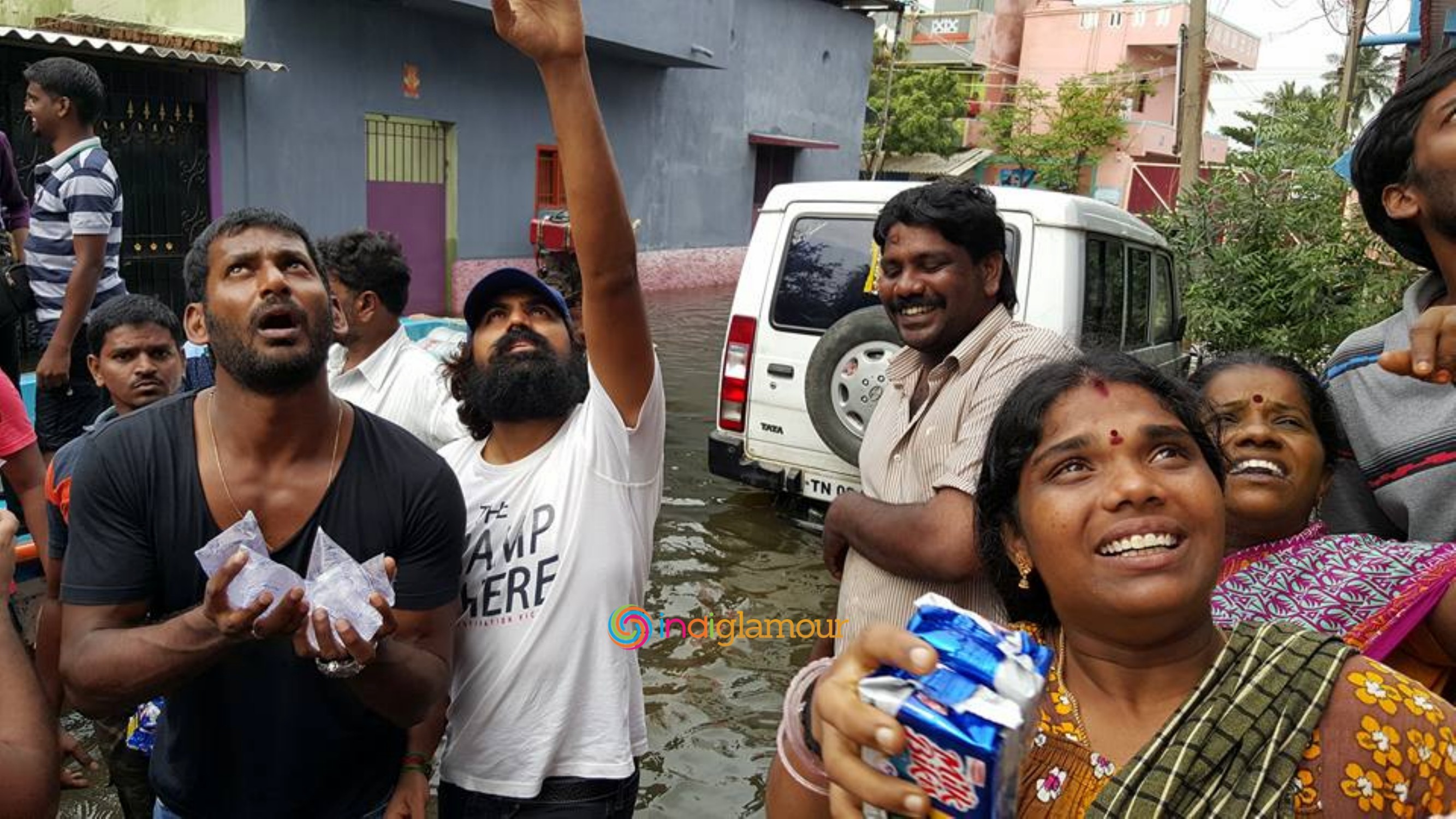 Hero Vishal Krishna Supplying Food Packets and Water Event hd photo