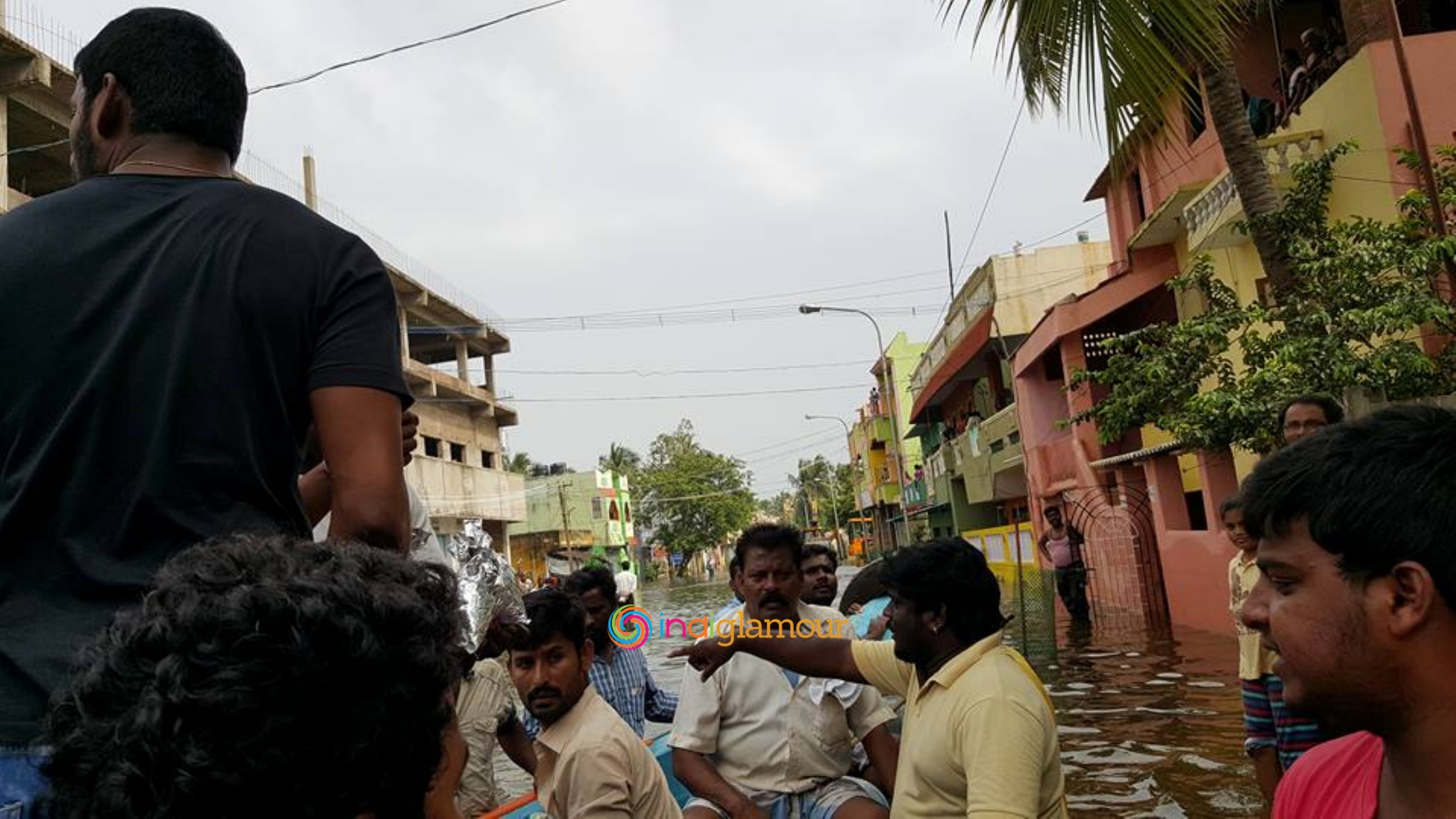 Hero Vishal Krishna Supplying Food Packets and Water Event hd photo