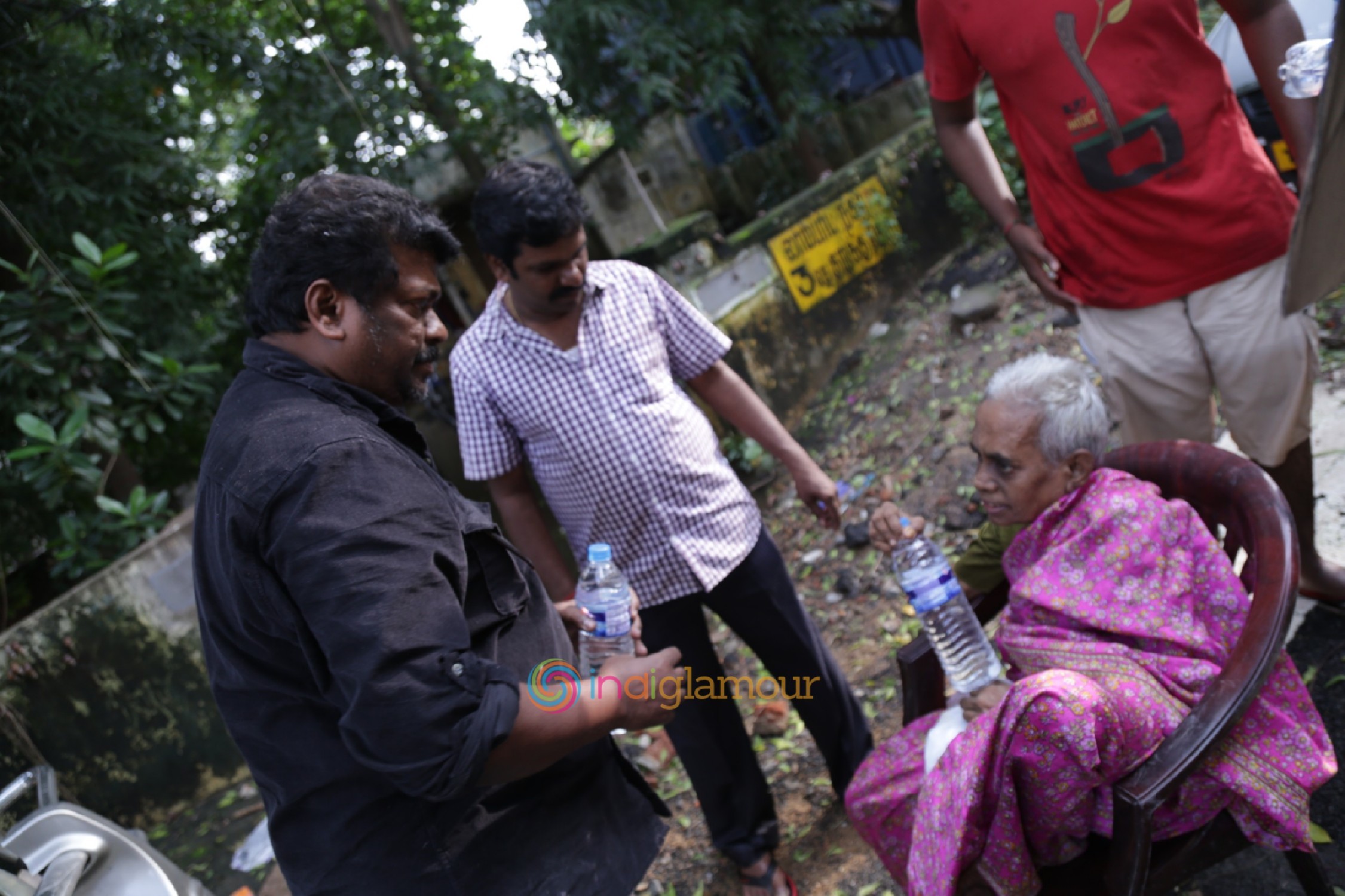 Actor R. Parthiepan Doing Flood Relief Activities Event hd photo