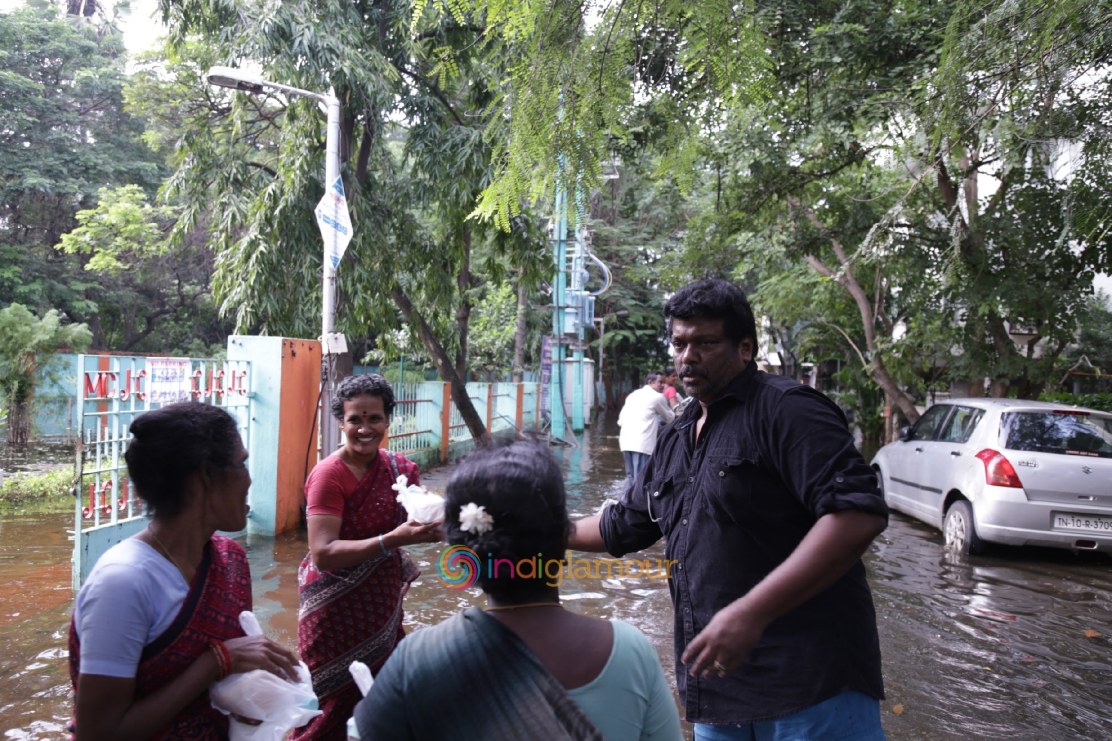 Actor R. Parthiepan Doing Flood Relief Activities Event hd photo