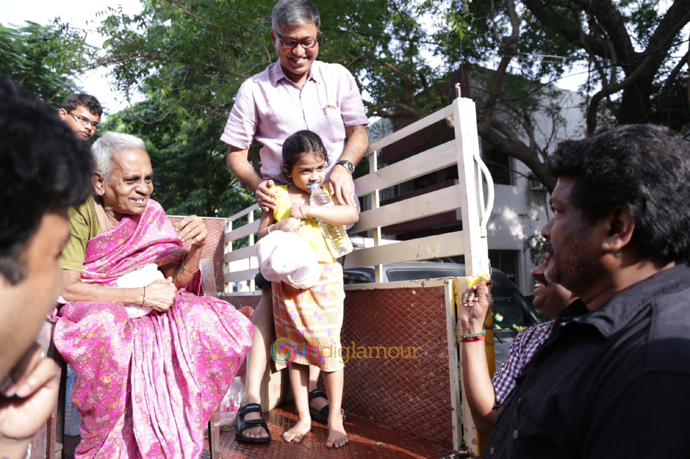 Actor R. Parthiepan Doing Flood Relief Activities Event hd photo