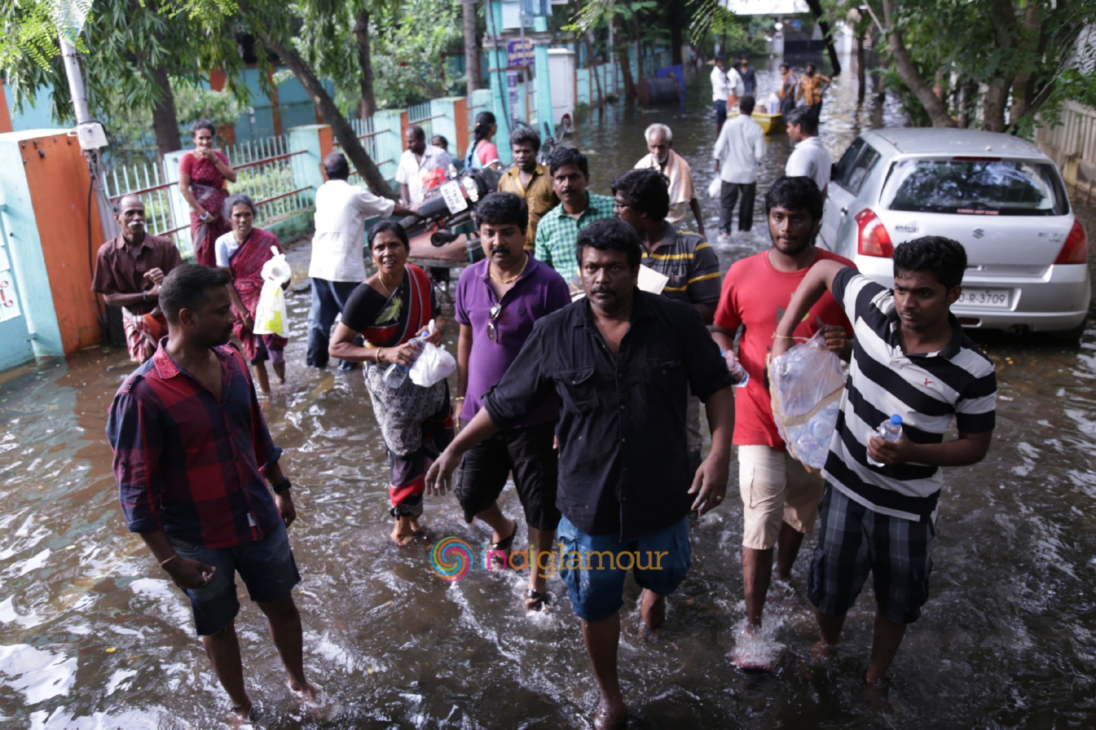 Actor R. Parthiepan Doing Flood Relief Activities Event hd photo