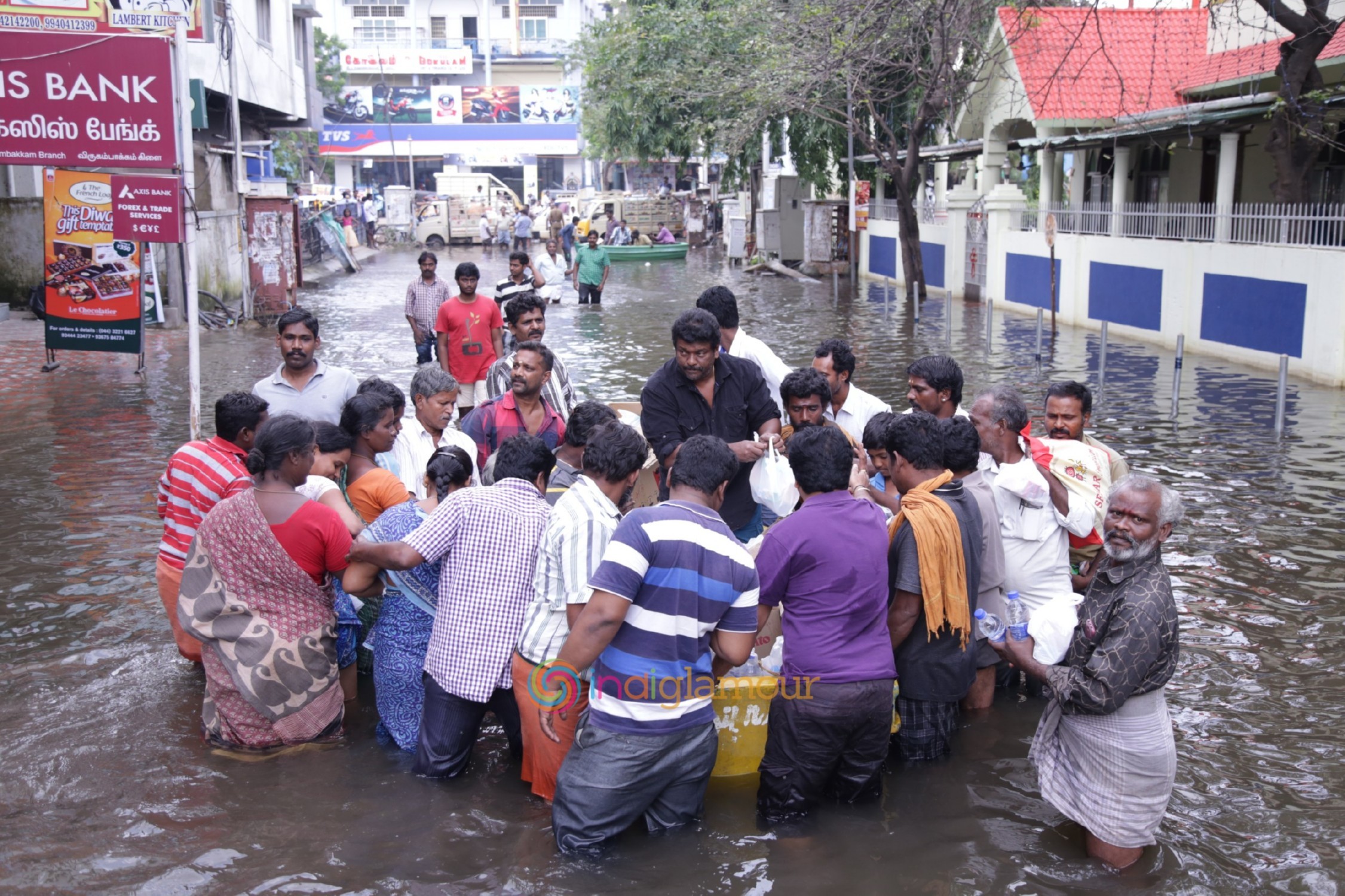 Actor R. Parthiepan Doing Flood Relief Activities Event hd photo