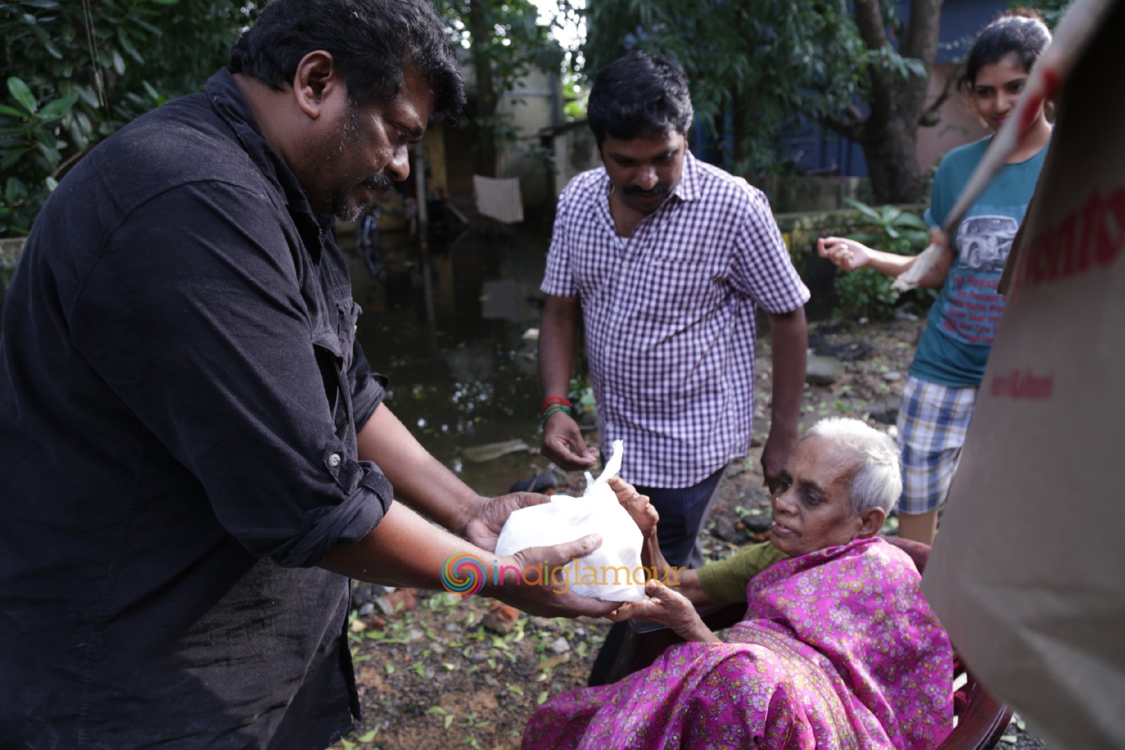 Actor R. Parthiepan Doing Flood Relief Activities Event hd photo