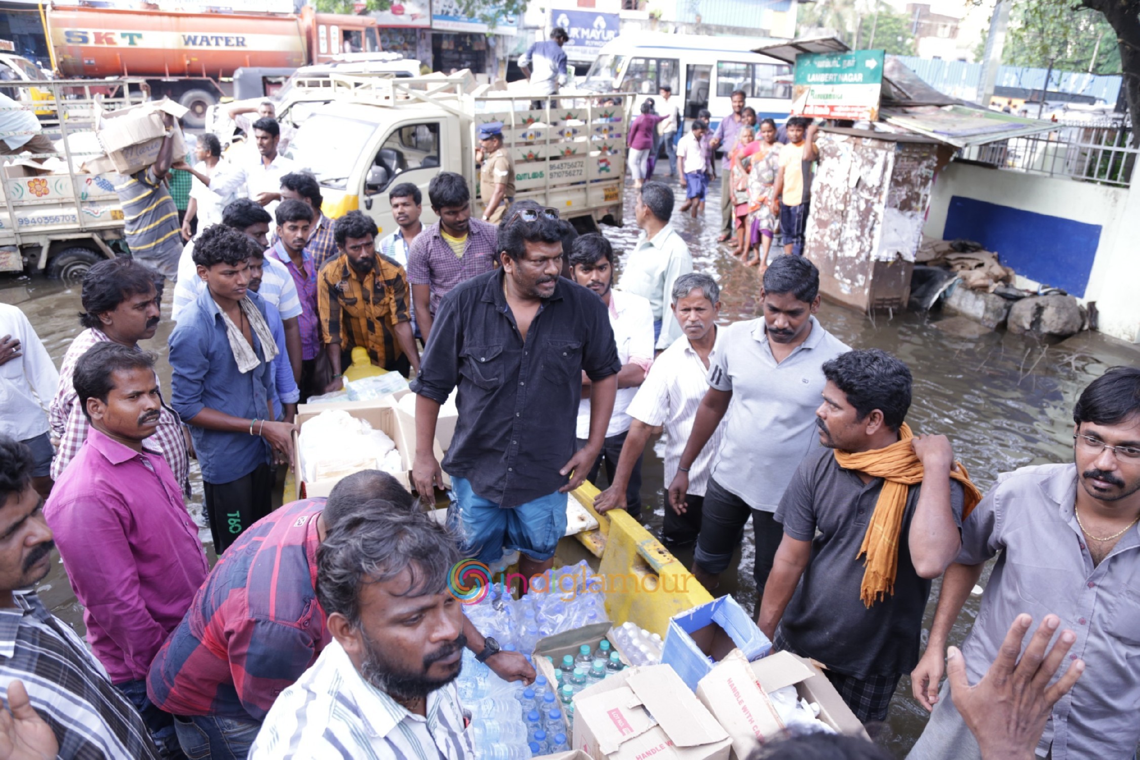 Actor R. Parthiepan Doing Flood Relief Activities Event hd photo