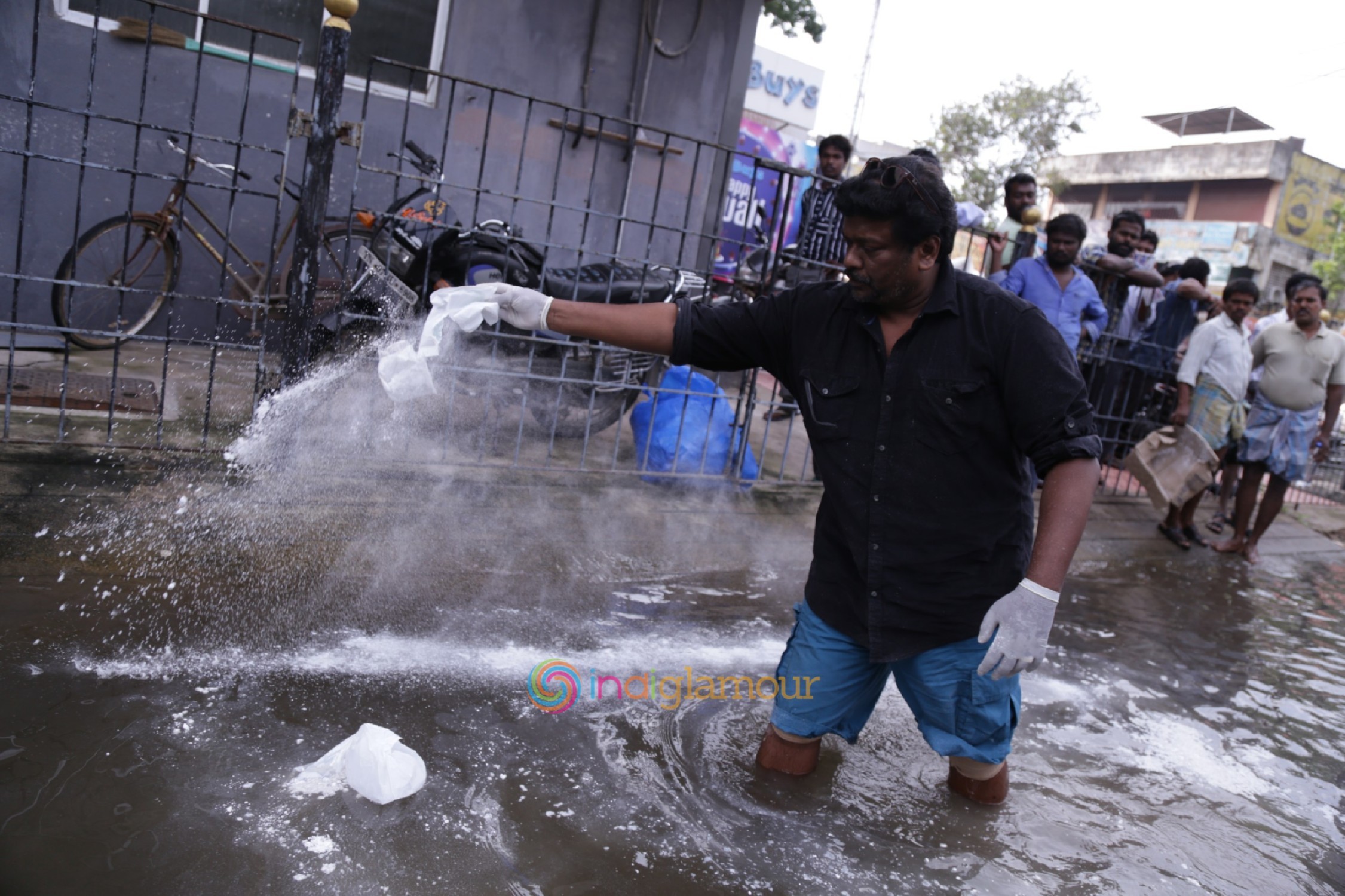 Actor R. Parthiepan Doing Flood Relief Activities Event hd photo
