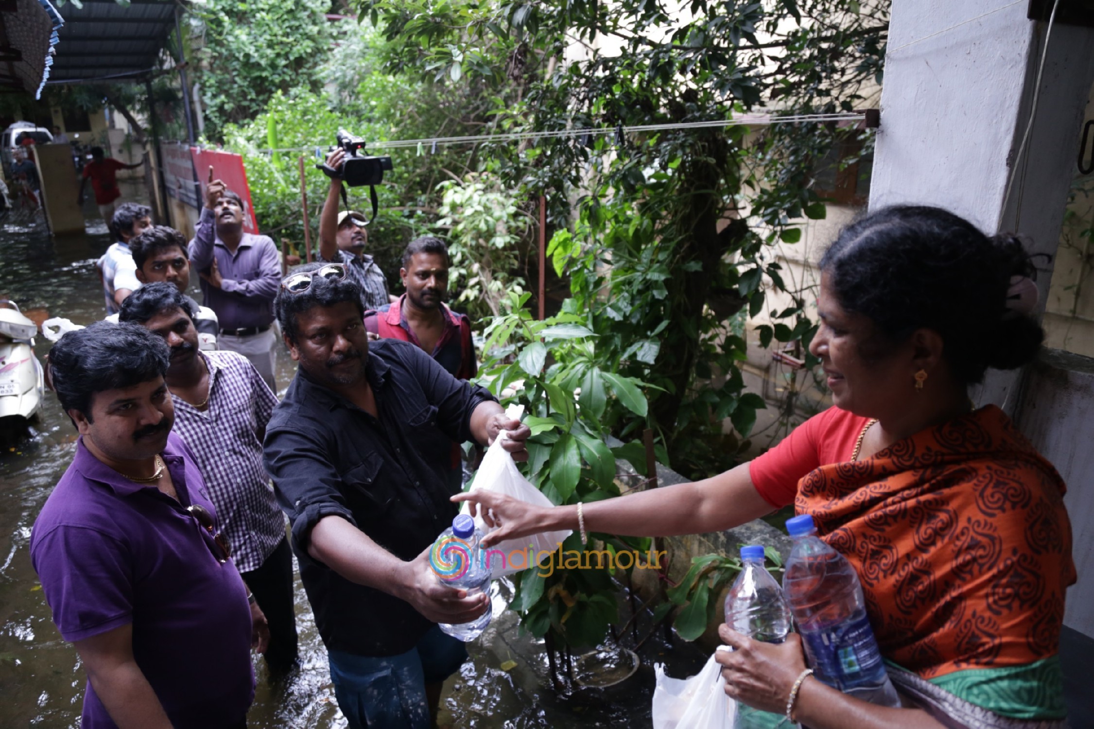Actor R. Parthiepan Doing Flood Relief Activities Event hd photo