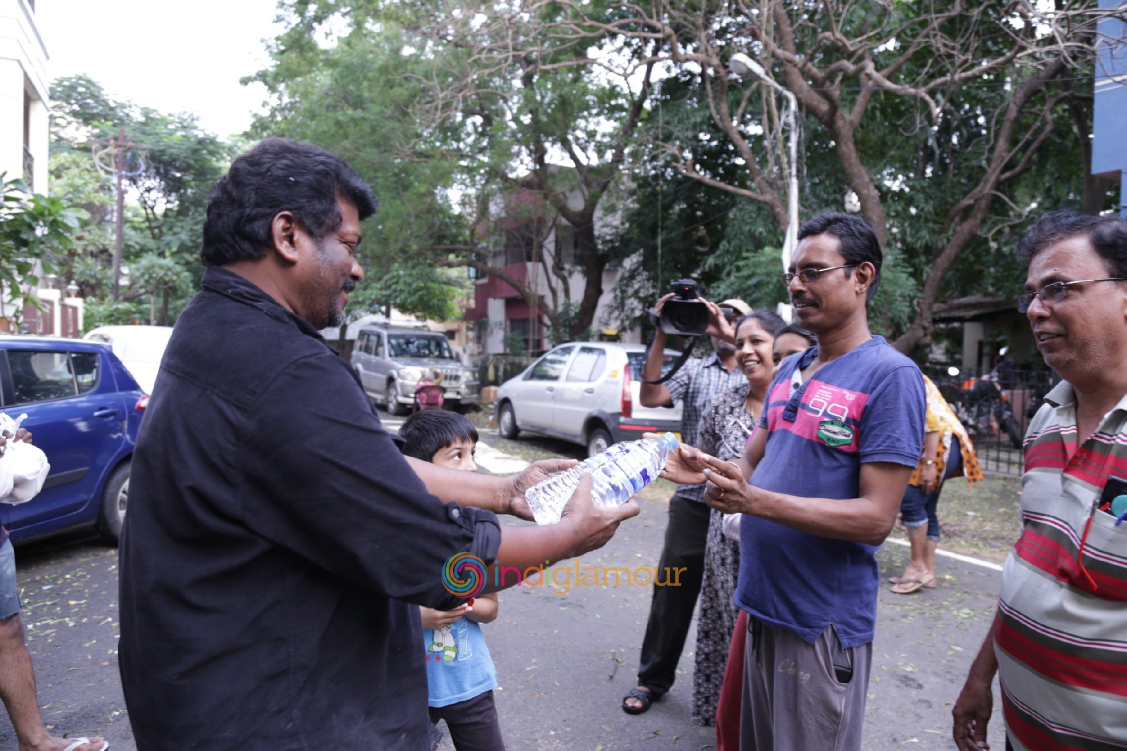 Actor R. Parthiepan Doing Flood Relief Activities Event hd photo
