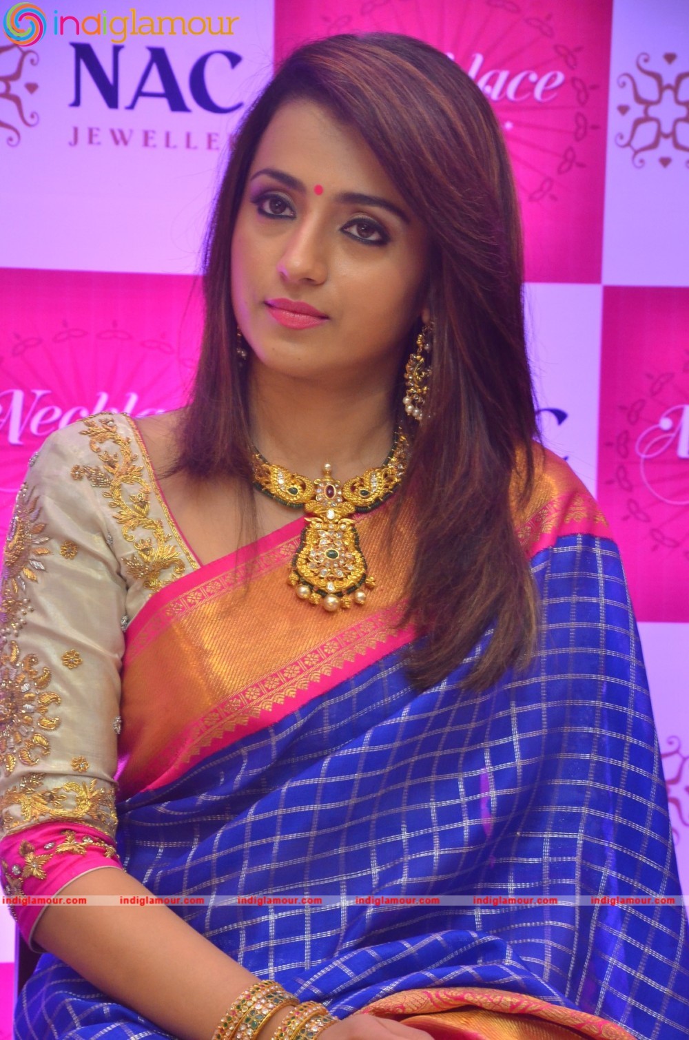 Trisha Inaugurates NAC Jewellers Necklace Mela Event hd photo