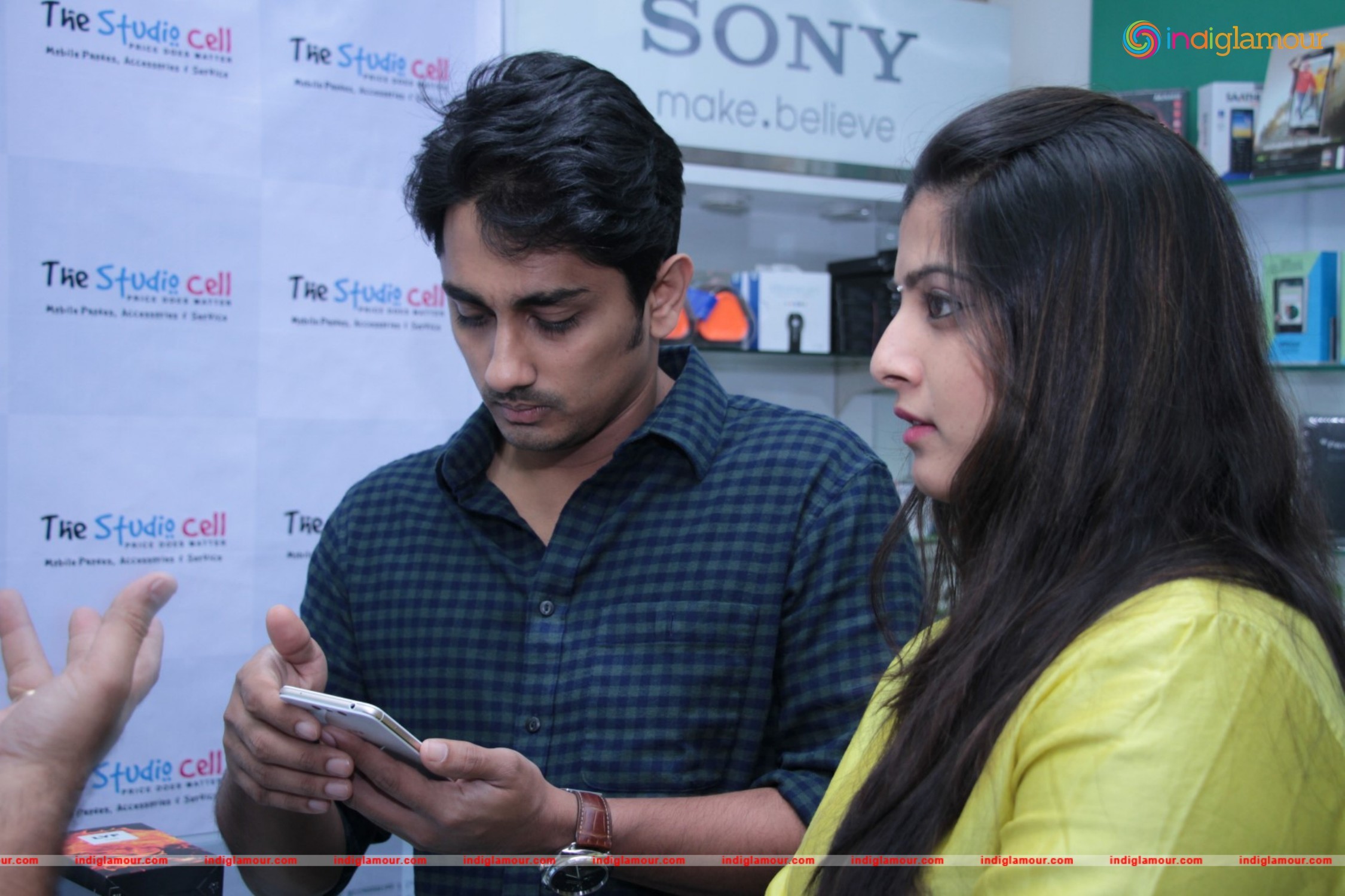Siddharth and Varalakshmi Experiencing True4G On LYF Phones Event hd photo