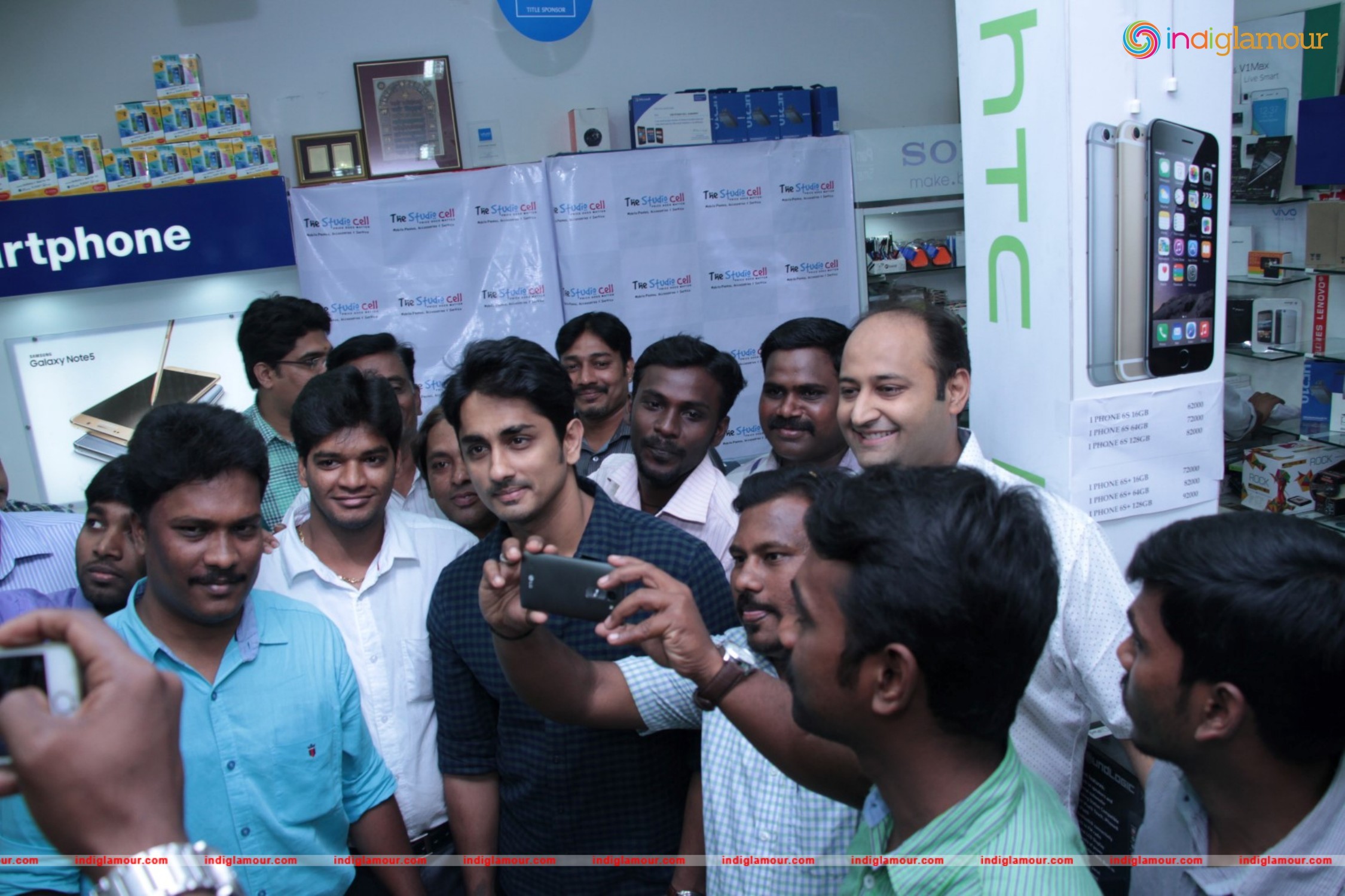 Siddharth and Varalakshmi Experiencing True4G On LYF Phones Event hd photo