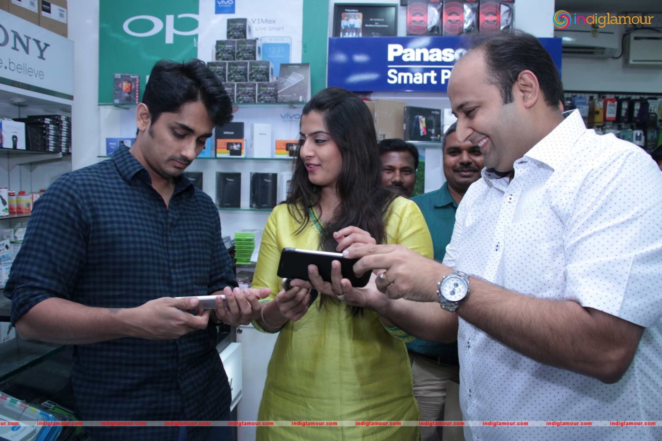 Siddharth and Varalakshmi Experiencing True4G On LYF Phones Event hd photo