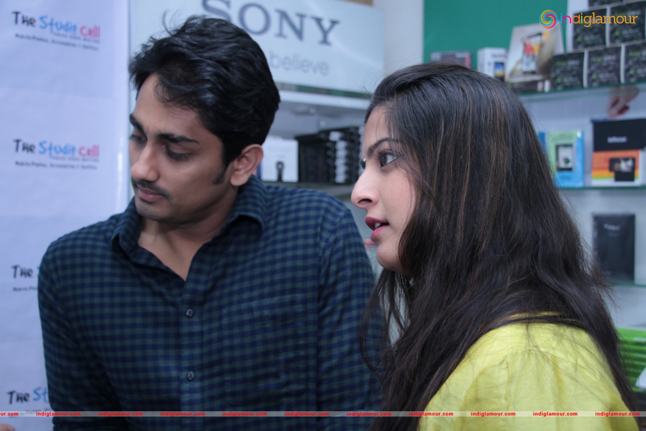 Siddharth and Varalakshmi Experiencing True4G On LYF Phones Event hd photo