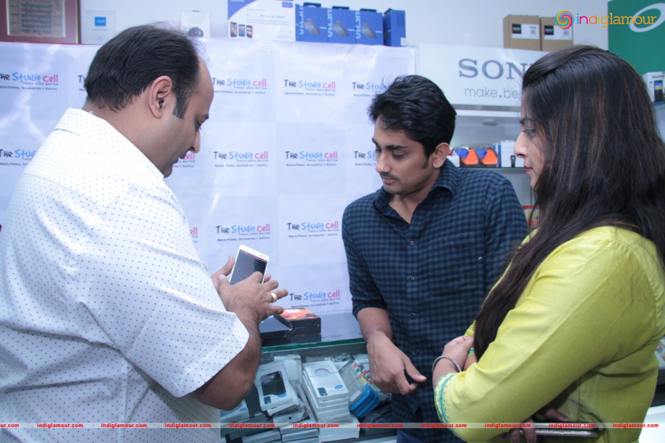 Siddharth and Varalakshmi Experiencing True4G On LYF Phones Event hd photo