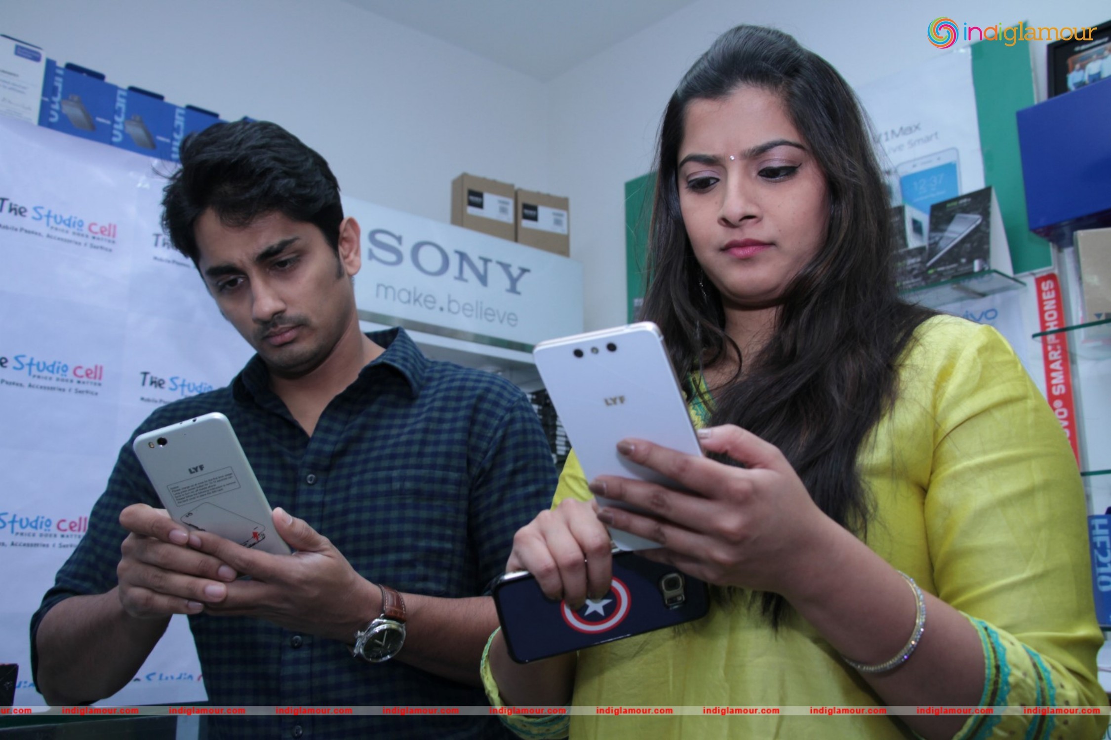 Siddharth and Varalakshmi Experiencing True4G On LYF Phones Event hd photo