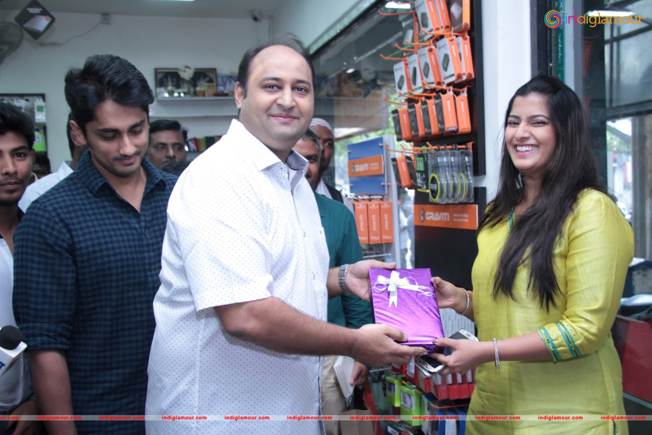 Siddharth and Varalakshmi Experiencing True4G On LYF Phones Event hd photo