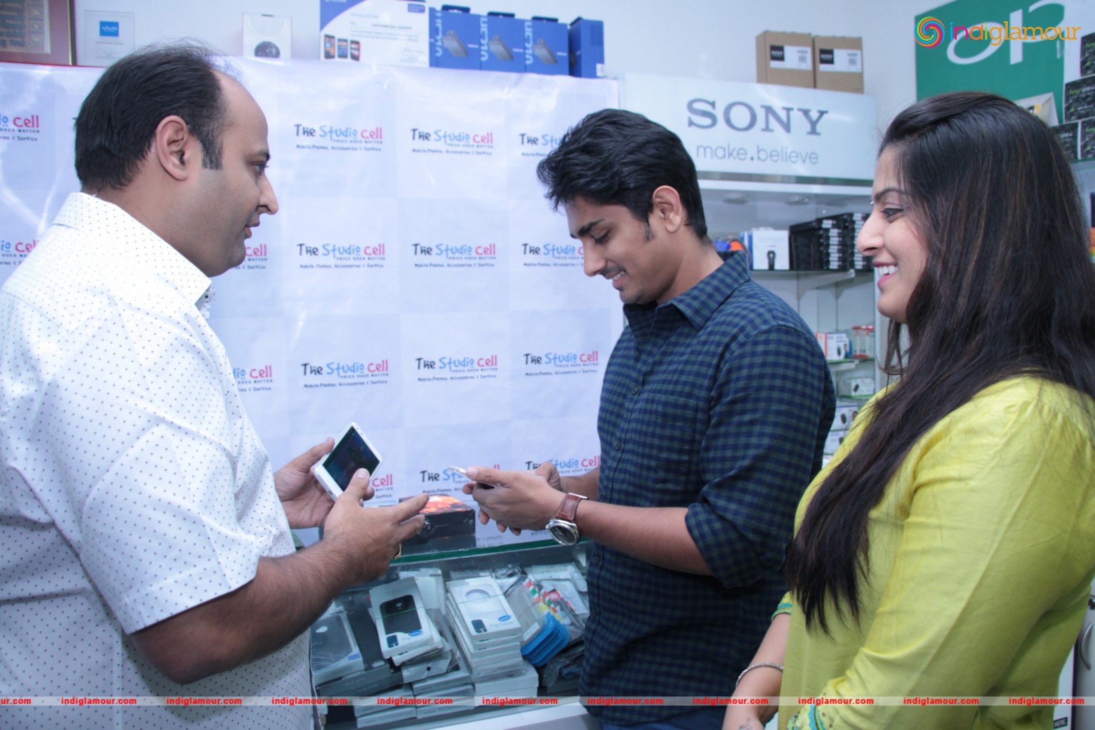 Siddharth and Varalakshmi Experiencing True4G On LYF Phones Event hd photo