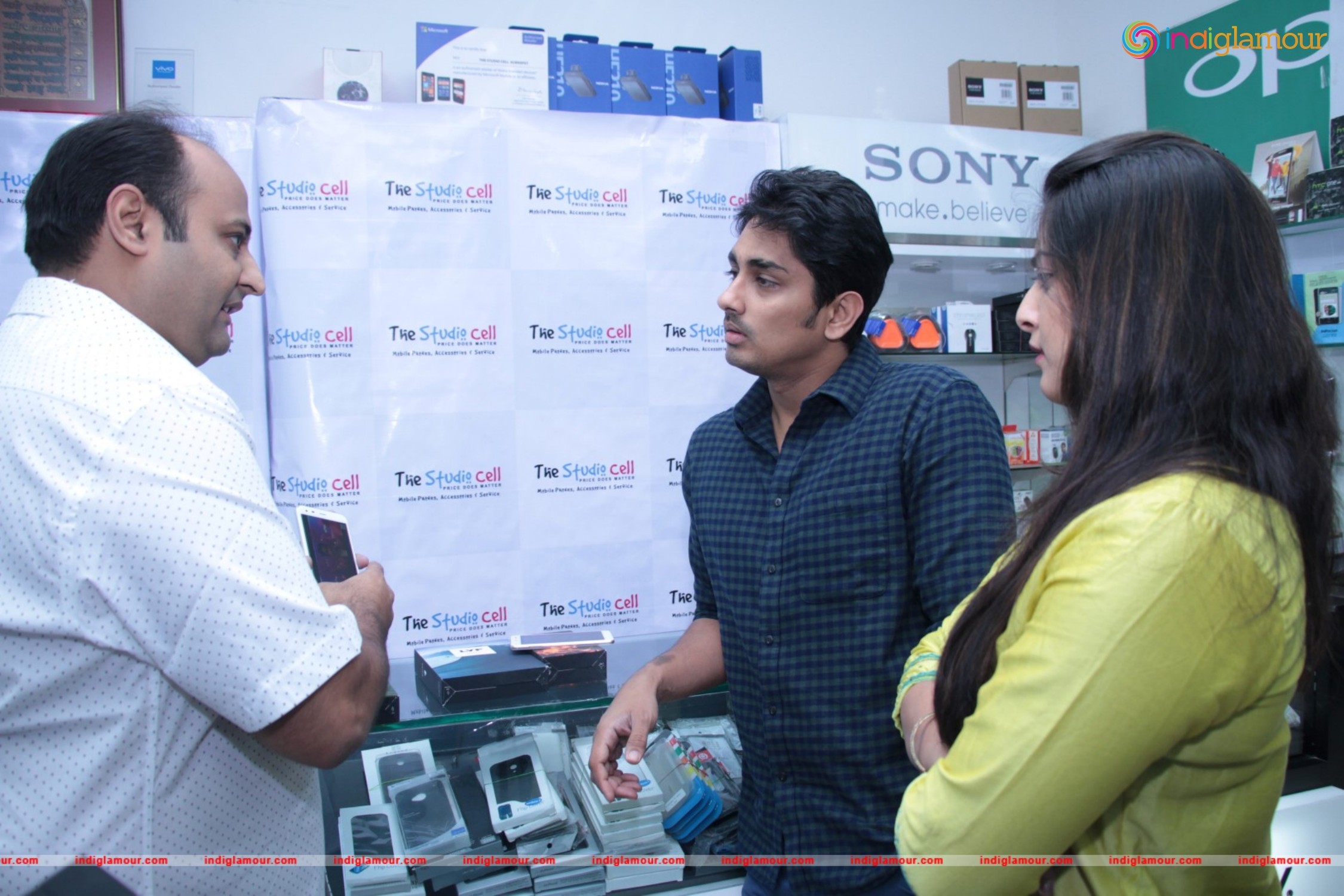 Siddharth and Varalakshmi Experiencing True4G On LYF Phones Event hd photo