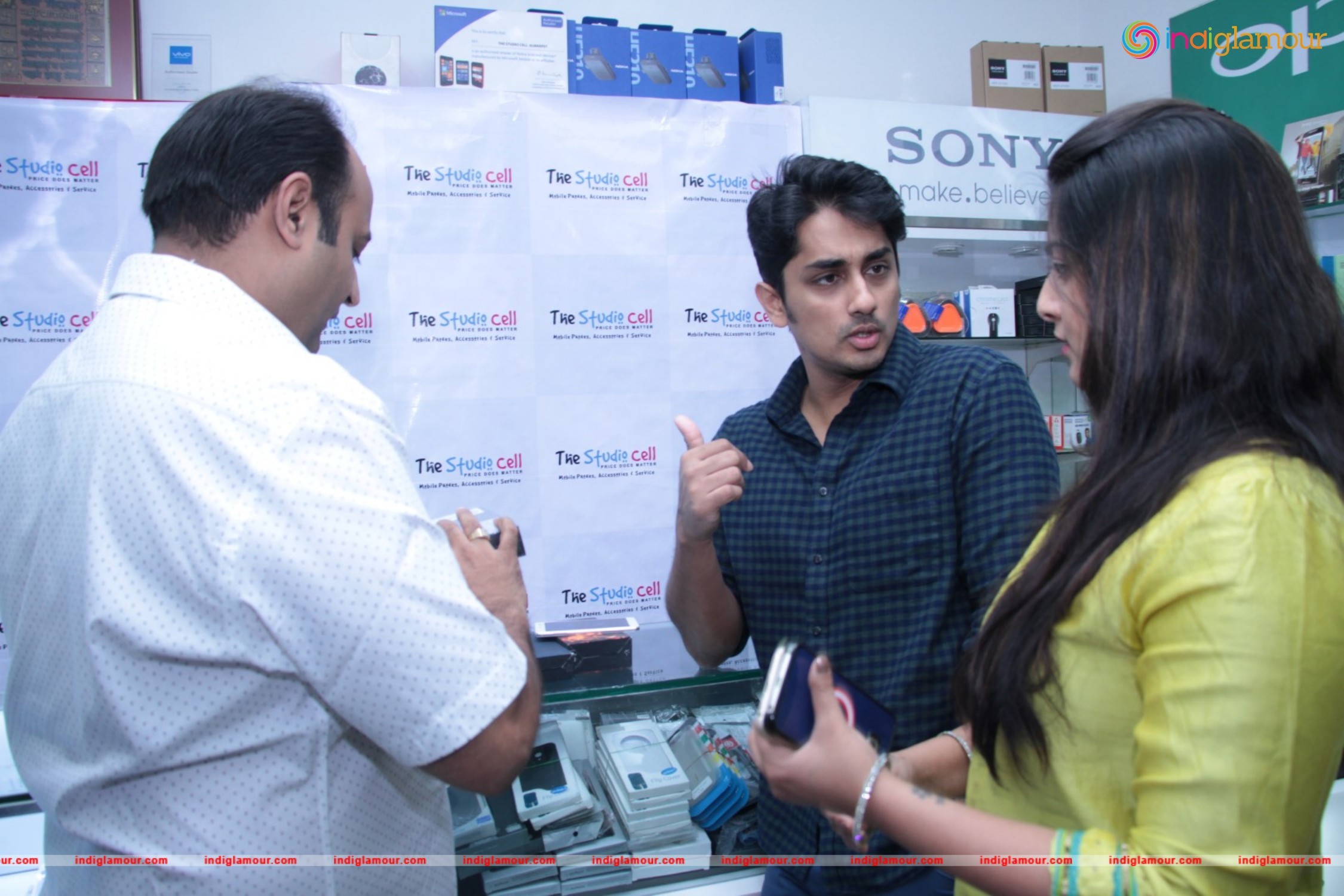 Siddharth and Varalakshmi Experiencing True4G On LYF Phones Event hd photo