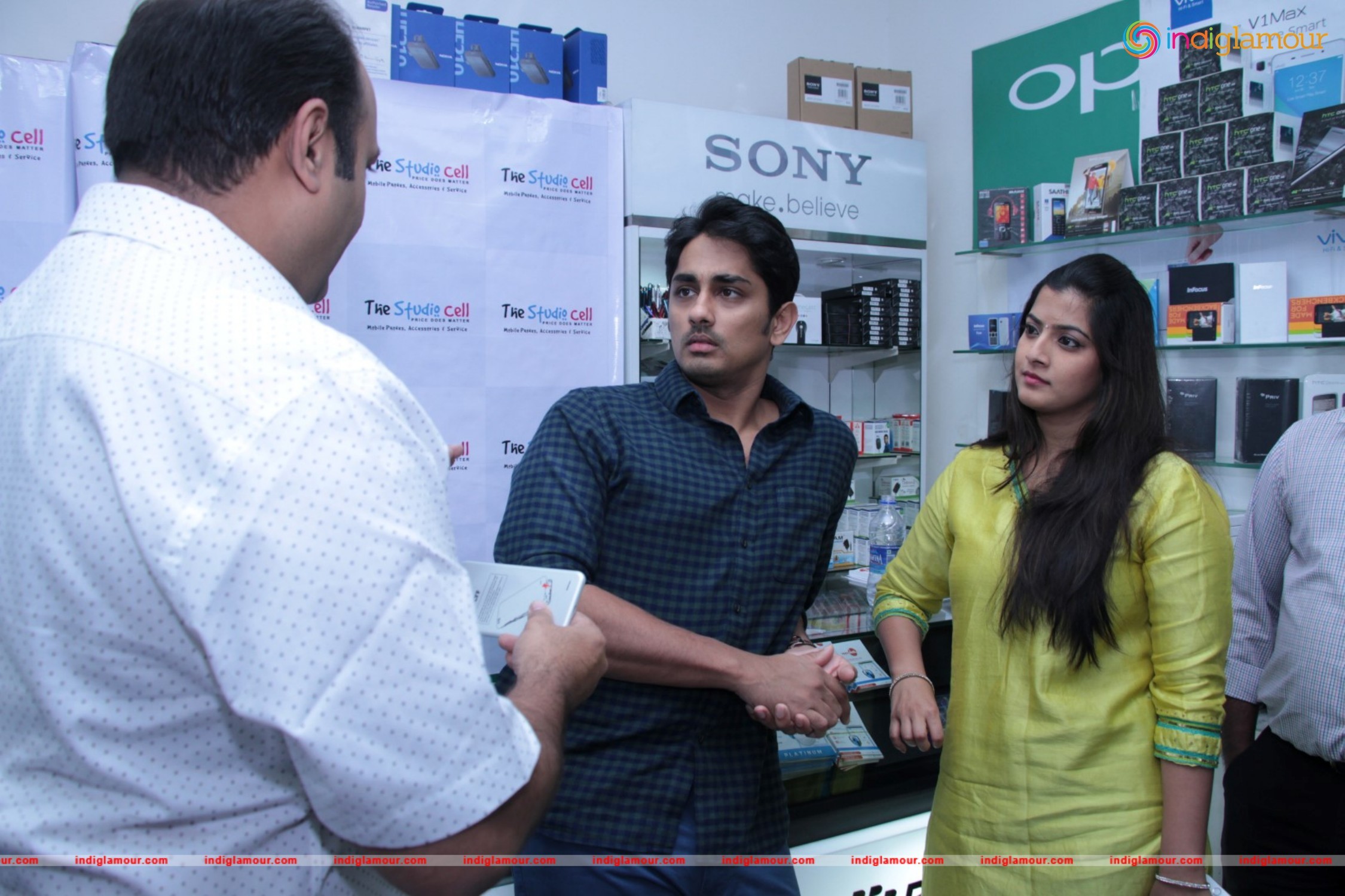 Siddharth and Varalakshmi Experiencing True4G On LYF Phones Event hd photo