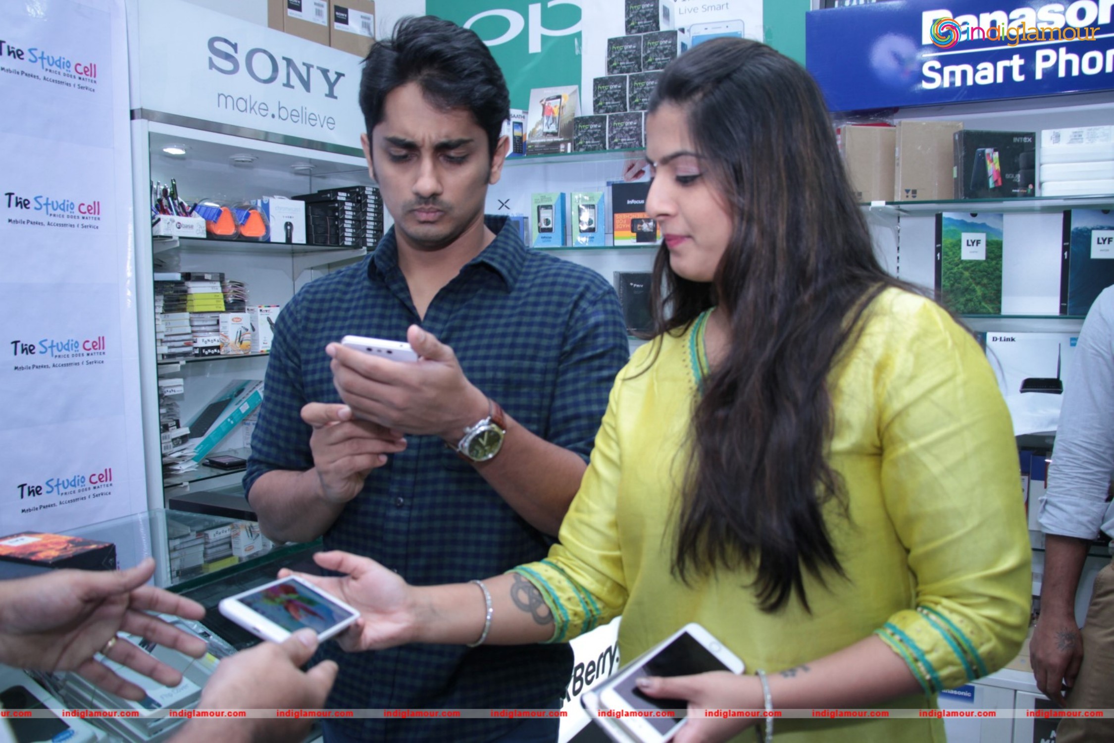 Siddharth and Varalakshmi Experiencing True4G On LYF Phones Event hd photo
