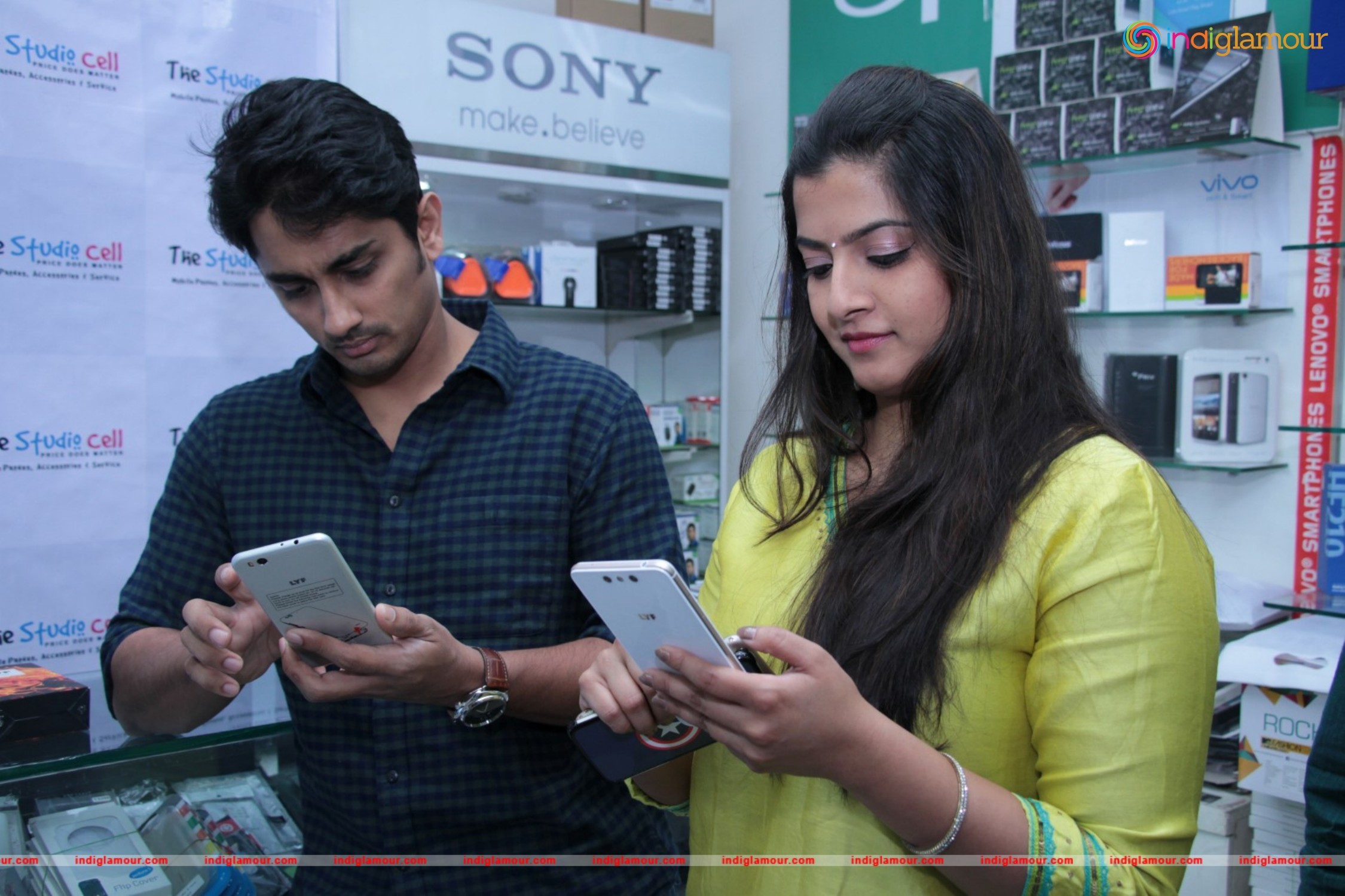 Siddharth and Varalakshmi Experiencing True4G On LYF Phones Event hd photo