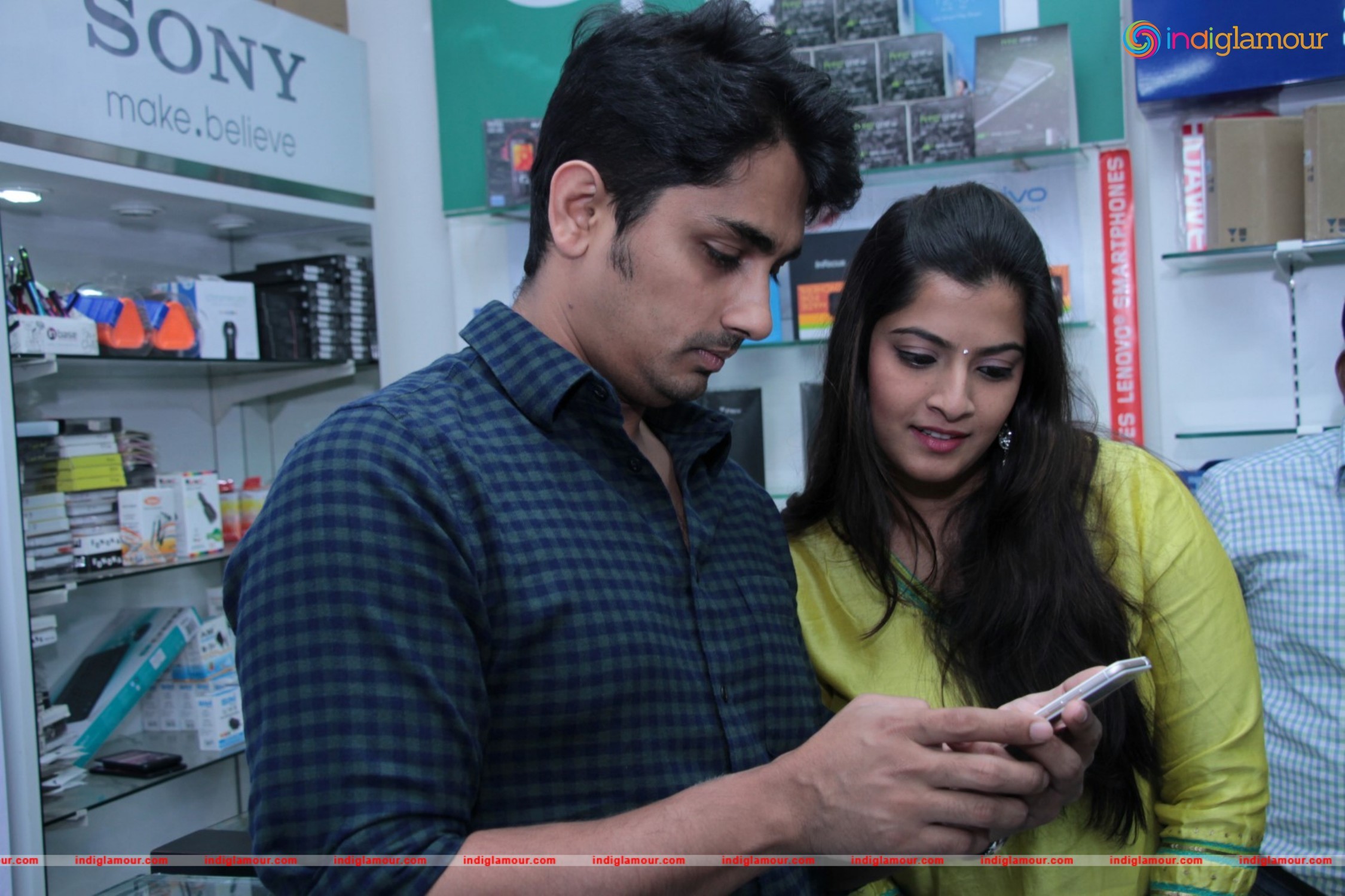 Siddharth and Varalakshmi Experiencing True4G On LYF Phones Event hd photo