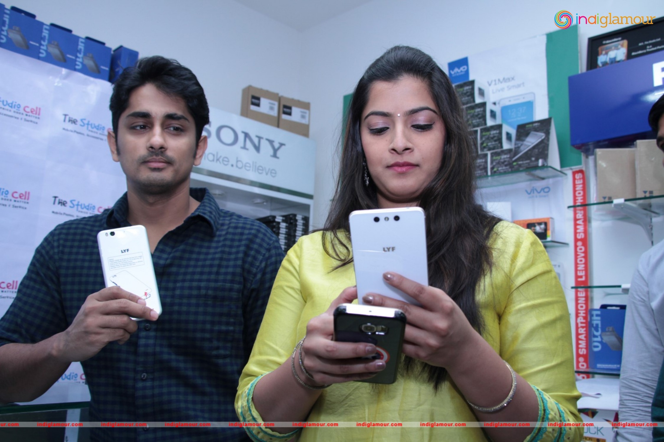 Siddharth and Varalakshmi Experiencing True4G On LYF Phones Event hd photo