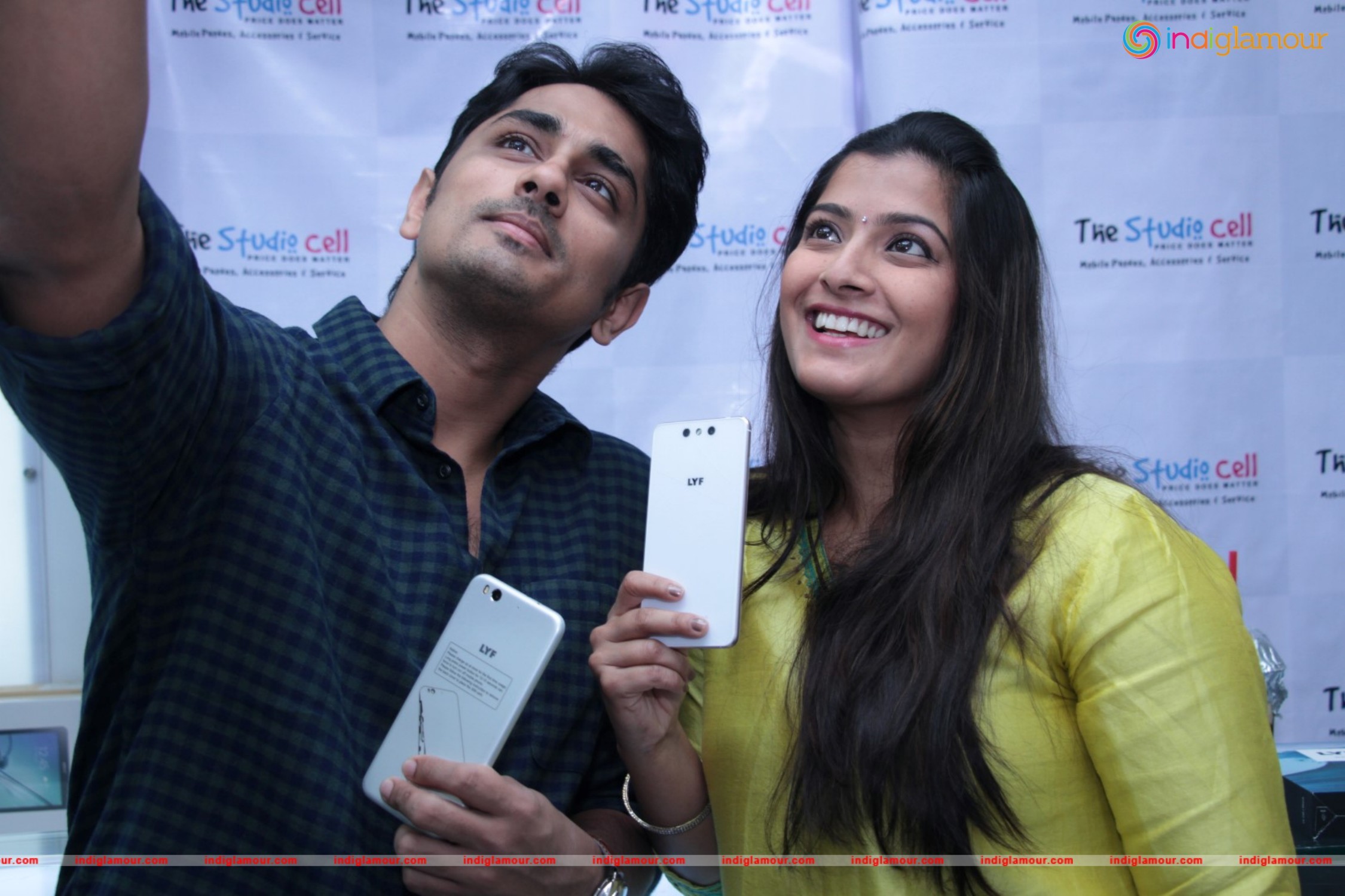 Siddharth and Varalakshmi Experiencing True4G On LYF Phones Event hd photo