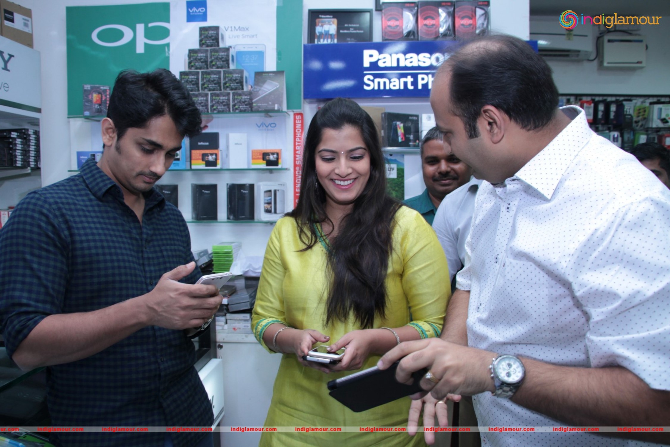 Siddharth and Varalakshmi Experiencing True4G On LYF Phones Event hd photo
