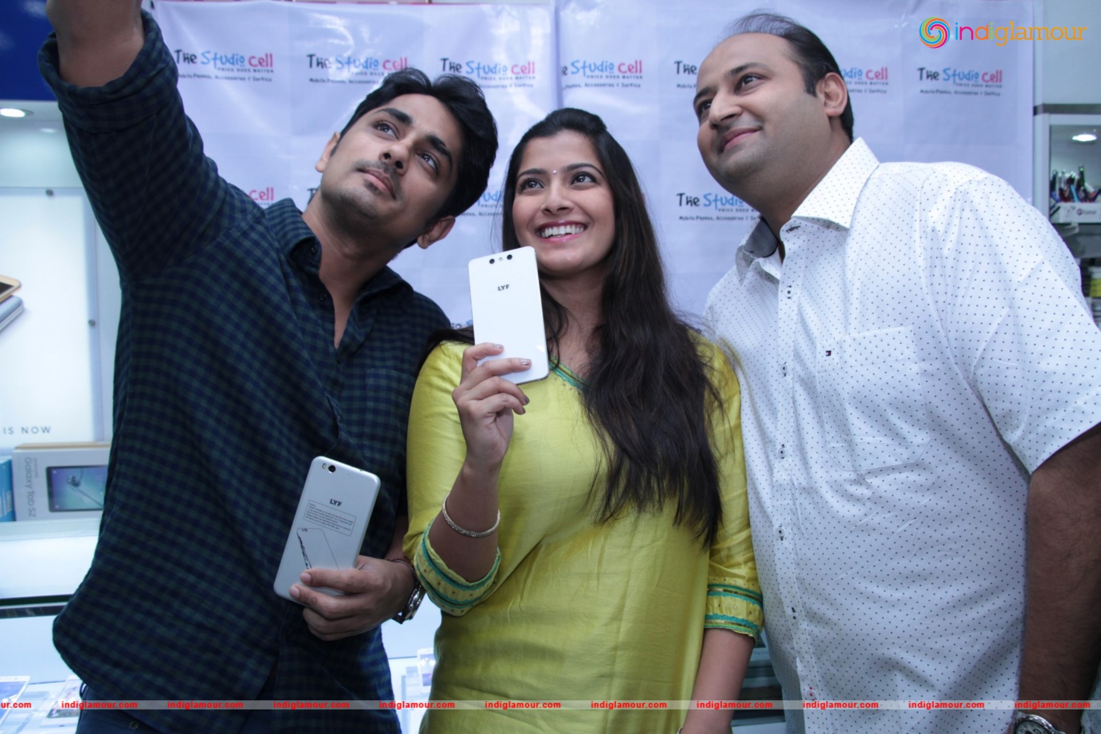 Siddharth and Varalakshmi Experiencing True4G On LYF Phones Event hd photo
