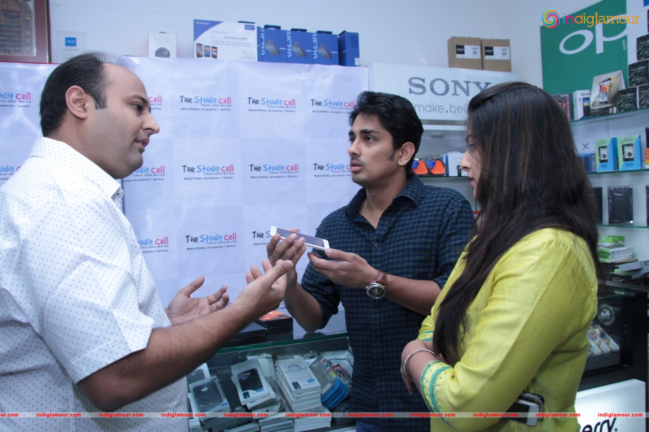 Siddharth and Varalakshmi Experiencing True4G On LYF Phones Event hd photo