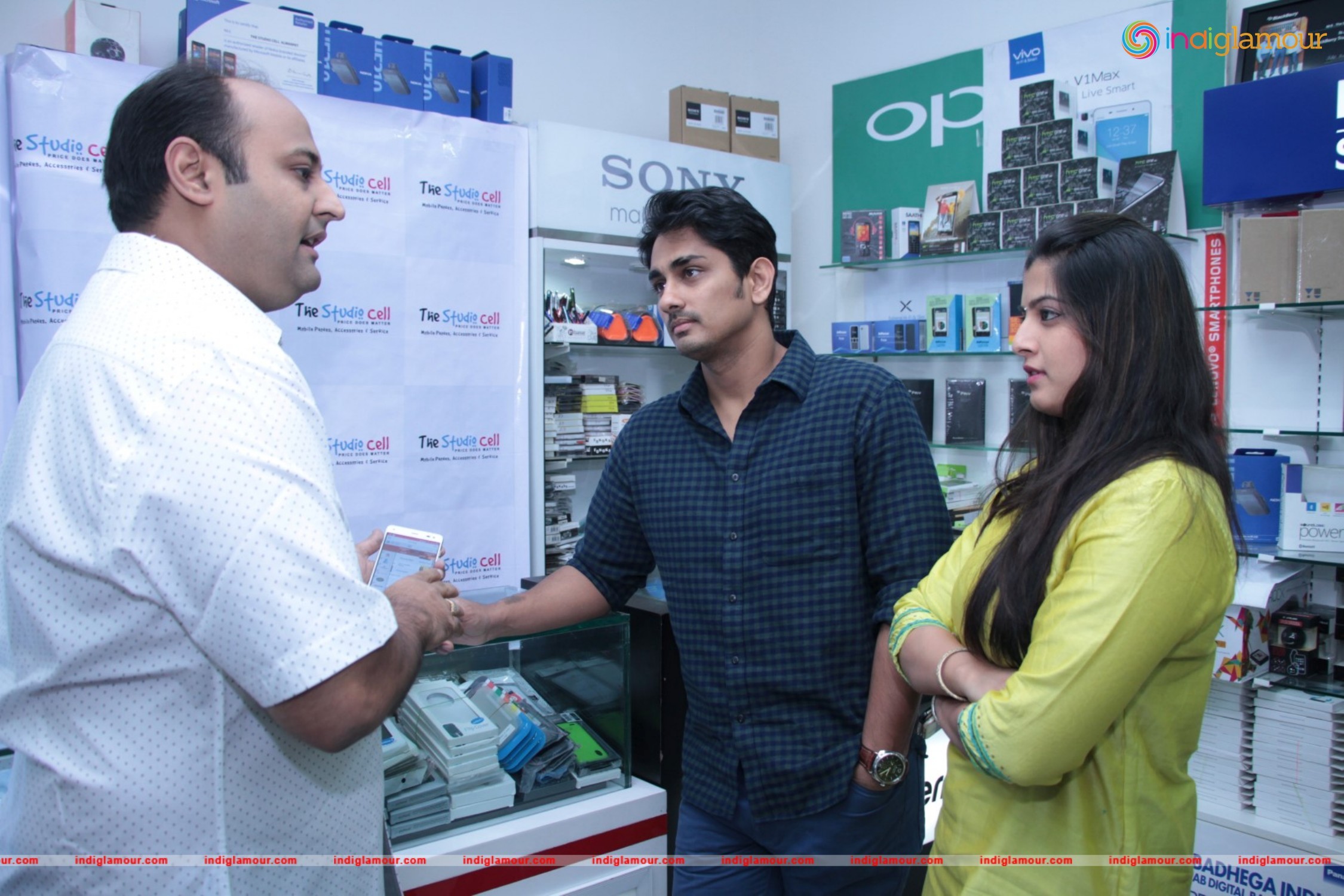 Siddharth and Varalakshmi Experiencing True4G On LYF Phones Event hd photo