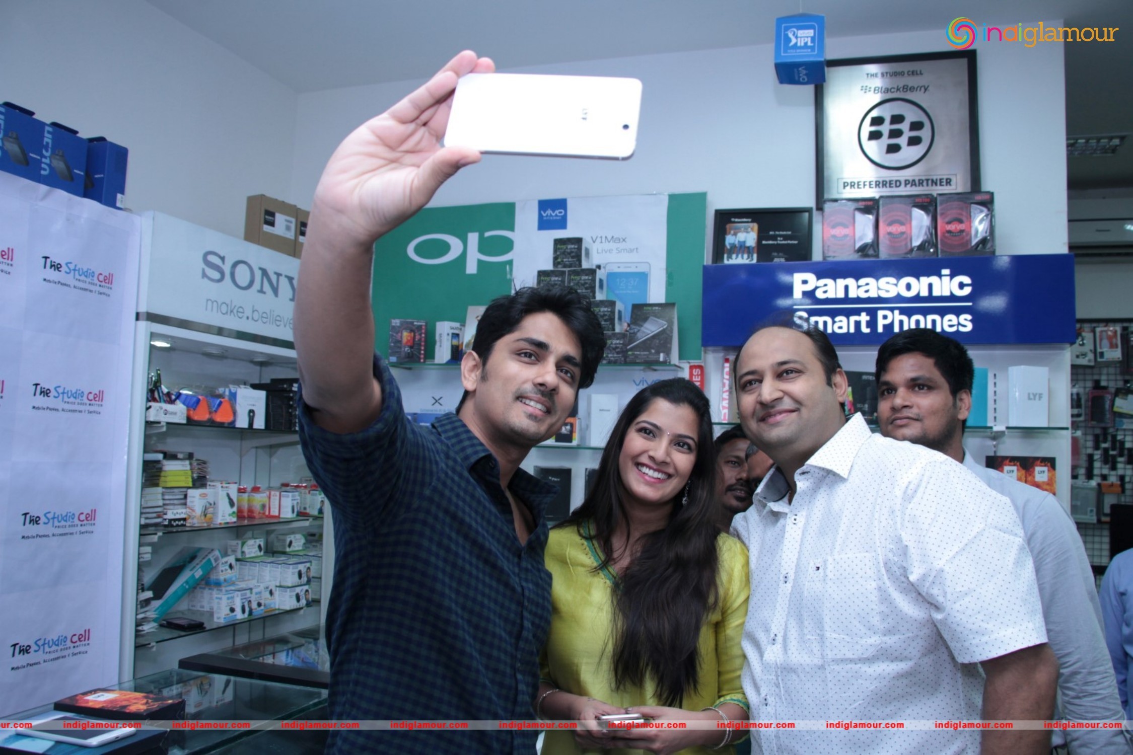 Siddharth and Varalakshmi Experiencing True4G On LYF Phones Event hd photo