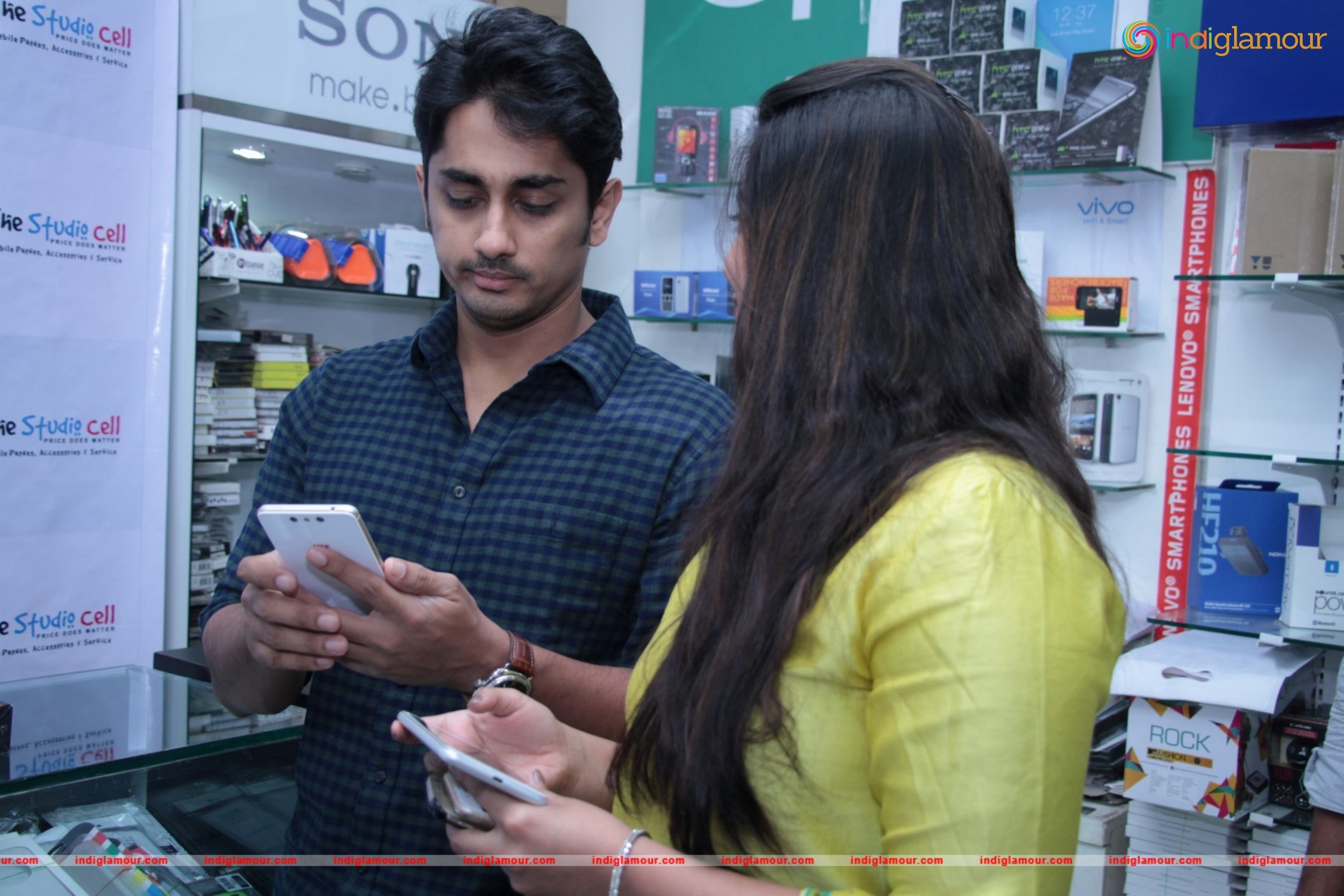 Siddharth and Varalakshmi Experiencing True4G On LYF Phones Event hd photo